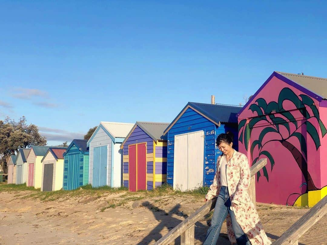 坪井安奈のインスタグラム：「海外旅行に行きたい欲🥺﻿ 写真は、去年行ったメルボルン🇦🇺﻿ ﻿ 今年は海外に行けないから英語を使う機会もめっきり減って…😣﻿ 普段Voicyで英語チャンネルを配信してる私だけど、正直日に日に忘れていってる自分が怖い💦﻿ ﻿ ってことで、ビスメイツで英語の体験レッスン受けてみた🙌スカイプでさくっと25分のオンライン授業💡﻿ ﻿ 会話するだけかなぁと思いきや、簡単なテキストも用意されてて最後は実践練習もできて、本格的なレッスンだった！！！﻿ それも堅苦しい感じじゃなく、先生はめっちゃフレンドリーで優しい😍﻿ ﻿ やっぱり普段友だちと英語で話すのと違って、都度フィードバックしてもらえるところがありがたい✨自分の弱みも分かったし、良いところは褒めてくれる☺️﻿ ﻿ 最初に先生が今の英語力をチェックをしてくれて、自分のレベルに合った授業をしてくれたよ👍レベルは大きく5段階あって、レベルアップ目指すのもモチベーションに繋がりそう💪﻿ ﻿ ちょいちょい雑談もできて、勉強にもなってあっという間のレッスンだったぁ😳﻿ てか、冷静に考えて、毎日25分話せて月額6000円(今キャンペーン中らしい)って安すぎない!? 今後も受講しようか本気で迷う🤔✨﻿ 25分って時間も私にはちょうど良かった！！﻿ ﻿ ﻿ やっぱり、英語は使ってなんぼだ！﻿ 今はオンラインで世界中と繋がれるんだから、海外旅行に行けないとか言ってないで、もっと日常から英語を使うようにしようと思ったのでした☘﻿ ﻿ 日本にいてもどこにいても、英語を身につけることはできる✨﻿ ﻿ @bizmates.jp﻿  #promotion #bizmates #englishlesson #onlinelesson #studyenglish﻿ #ビズメイツ #オンライン英会話 #ビジネス英会話 #ビジネス英語 #スカイプ英会話 #英会話 #英語勉強中 #習い事﻿ #メルボルン #メルボルン旅行 #海外旅行 #女子旅 #ワーケーション﻿ #melbourne #melbournetrip #melbournetravel #travelgram #travelphotography #instatravel #instatrip ﻿ #workation」