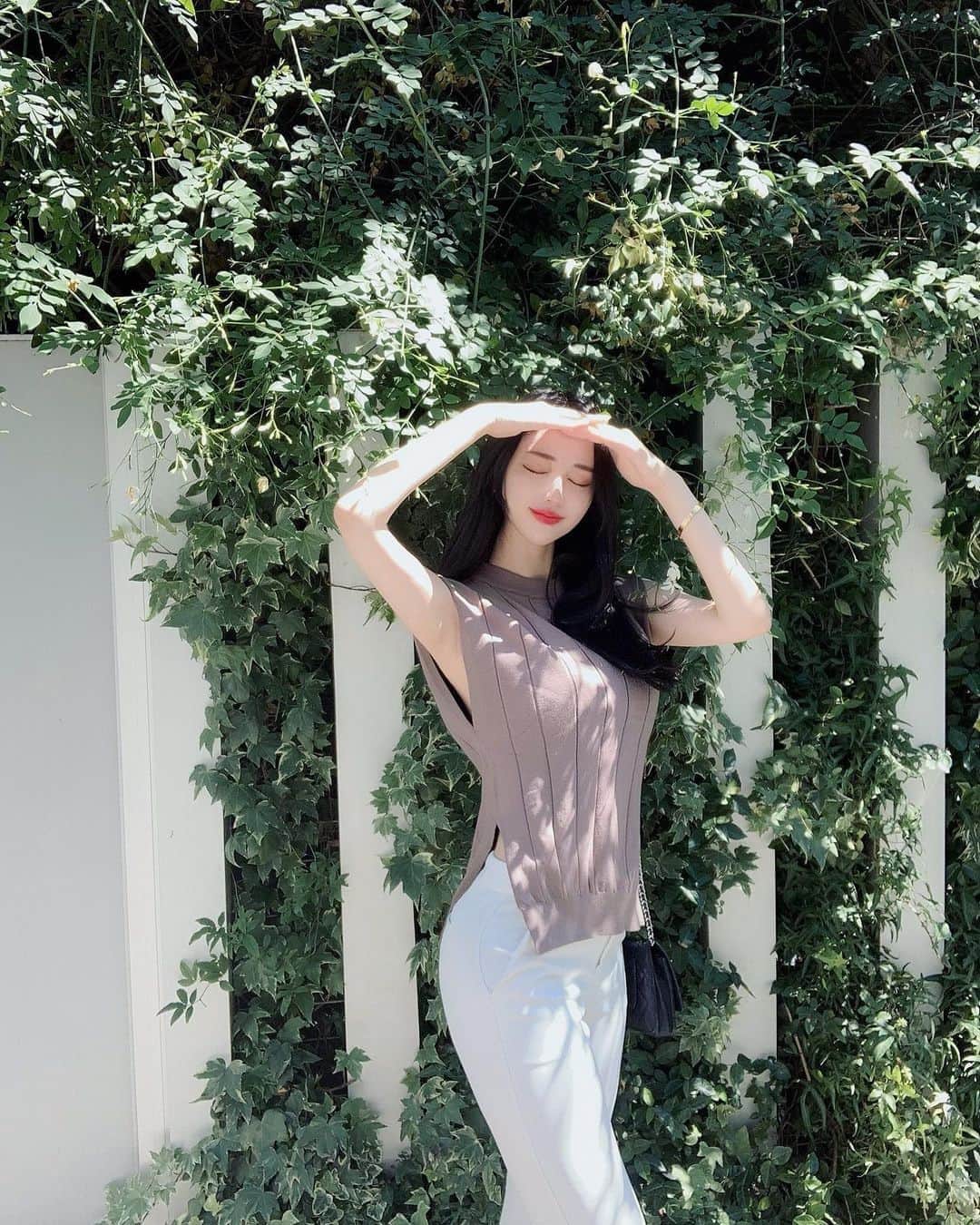 natsu_772さんのインスタグラム写真 - (natsu_772Instagram)「本格的に夏ですね〜🌿🌞  よくご質問いただく、 美容鍼と整体は二週に一回の ペースで　#オアシス さんにメンテナンスを お願いしてます♡  今日のコーデは @fifth_store のtops！ サイドのスリットがPoint✨  夏でも着れるからこれからも たくさん着たいなぁ☺︎  60%OFFクーポンもでてました♪  #ootd#coordinate#fifth #fifthtl#フィフス#daylook #夏コーデ#ニットコーデ #スリットデザインスリーブレスニット」8月13日 20時00分 - natsu._____
