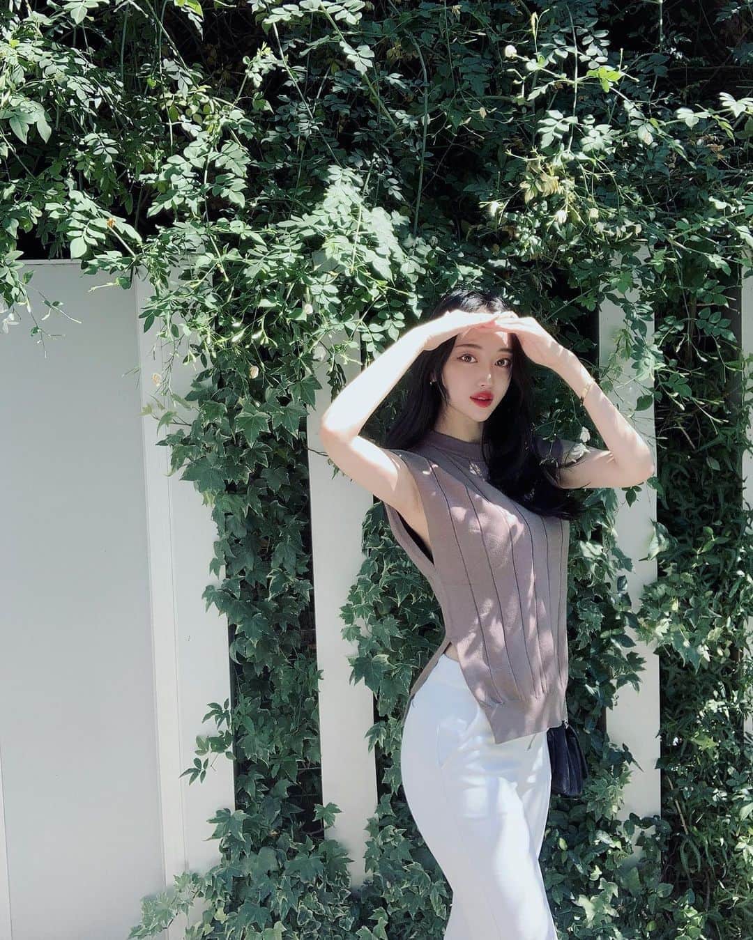 natsu_772さんのインスタグラム写真 - (natsu_772Instagram)「本格的に夏ですね〜🌿🌞  よくご質問いただく、 美容鍼と整体は二週に一回の ペースで　#オアシス さんにメンテナンスを お願いしてます♡  今日のコーデは @fifth_store のtops！ サイドのスリットがPoint✨  夏でも着れるからこれからも たくさん着たいなぁ☺︎  60%OFFクーポンもでてました♪  #ootd#coordinate#fifth #fifthtl#フィフス#daylook #夏コーデ#ニットコーデ #スリットデザインスリーブレスニット」8月13日 20時00分 - natsu._____