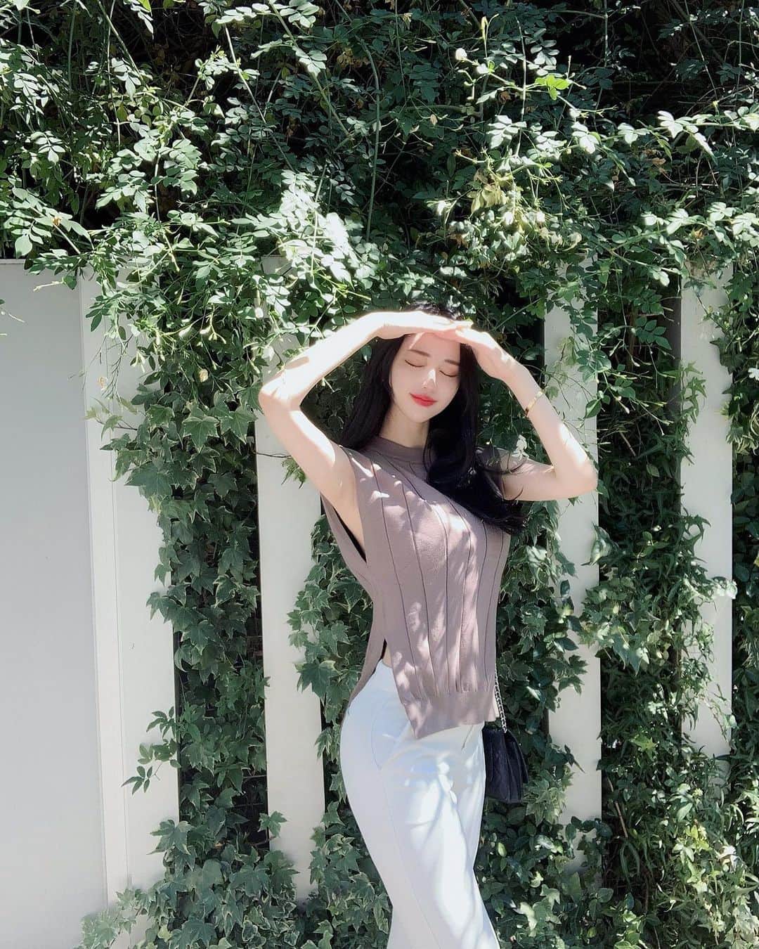 natsu_772のインスタグラム：「本格的に夏ですね〜🌿🌞  よくご質問いただく、 美容鍼と整体は二週に一回の ペースで　#オアシス さんにメンテナンスを お願いしてます♡  今日のコーデは @fifth_store のtops！ サイドのスリットがPoint✨  夏でも着れるからこれからも たくさん着たいなぁ☺︎  60%OFFクーポンもでてました♪  #ootd#coordinate#fifth #fifthtl#フィフス#daylook #夏コーデ#ニットコーデ #スリットデザインスリーブレスニット」