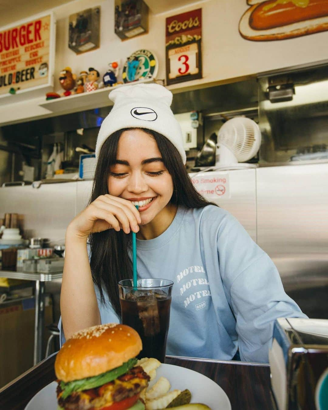 サラ・コールディさんのインスタグラム写真 - (サラ・コールディInstagram)「@9090s_の撮影で着たTシャツ激かわ👕🍔❤️ 8/15 21:00発売だよ〜！ #pr」8月13日 20時01分 - imsarakrd