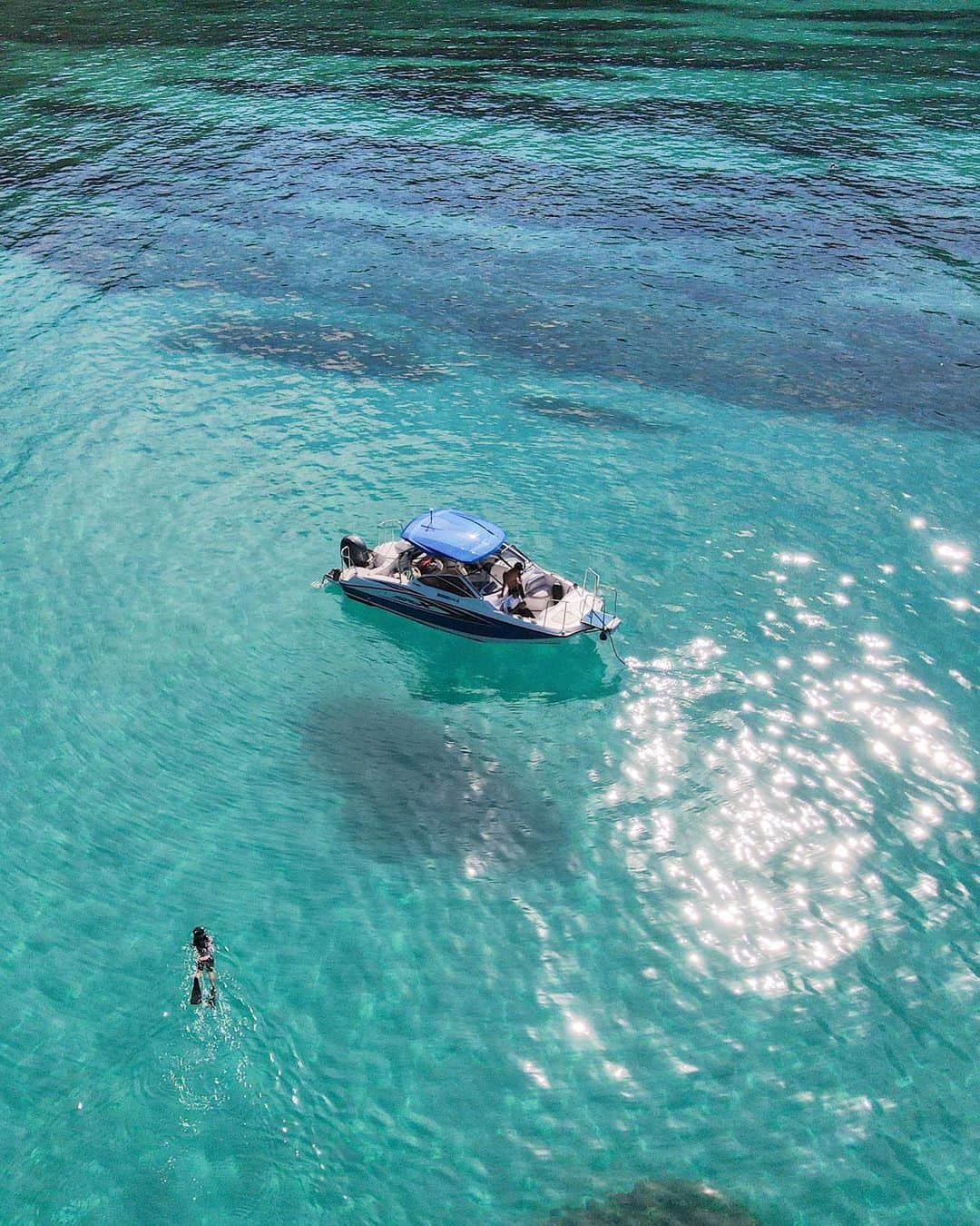 HOTEL THE SCENE -ホテル ザ シーン- さんのインスタグラム写真 - (HOTEL THE SCENE -ホテル ザ シーン- Instagram)「船でしかいけないスポットがたくさんあります。﻿ ﻿ 天気が良くて好条件であれば、﻿ 船が海の上に浮いてるのが見れるかも。﻿ ﻿ #鹿児島 #奄美大島 #旅行 #旅 #1人旅 #女子旅 #ヨガ旅 #travel #trip #夏 #夏休み #summer #summervacation #離島 #離島ライフ #ヨガ #yoga #海ヨガ #浜ヨガ #supヨガ #yogalife #リゾート #resort #自然 #秘境 #ビーチ #beach #japan #japan_vacation #visitjapanjp」8月13日 20時02分 - the_scene_wellnessresort