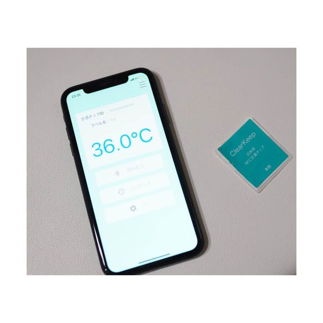 Kyooonさんのインスタグラム写真 - (KyooonInstagram)「暑くても時間を忘れて遊ぶのでいつも汗だく😂﻿ :﻿ :﻿ めちゃくちゃ画期的なアイテムをお試しさせていただきました💡これ日本初！のペーパー温度計なんです🌡😳😳﻿ :﻿ :﻿ 薄くて小さいチップ！これで温度が測れるってすごすぎませんか😂💦ハイテクすぎる！﻿ ペーパーだから水銀、デジタル金属部品を使用しておらず環境にも肌にも優しくて﻿ くしゃくしゃにしても性能を保つことができ様々な場所に設置可能で！本当にすごいんです😳﻿ :﻿ :﻿ 衣服の中の温度を計測し熱中症対策に役立てたり、車内温度管理やミルクなどの飲料！ペットやPCなどいろいろな温度管理ができて感動もの✨﻿ :﻿ 今は特に感染症対策にも自分や家族の体調管理は大切な時期だし、外遊びの時は衣類のポケットに忍ばせておいて熱中症対策をしています。﻿ :﻿ 【こちらの計温チップ🌡8月19日までキャンプファイヤーでクラウドファンディング中です！気になる方は確認してみてください👀】﻿ :﻿ 最新のテクノロジー製品を一番早く体験したい方々、コロナ禍で健康管理で不安を持っている方々おすすめです😊しかも開封後使用開始から350日間使えるという‥コスト的にも優しい◎﻿ 今後は楽天のバースデーバンクショップでも発売予定みたいです👀﻿ #コロナ対策#体温計#クラウドファンディング#clearkeep#pr#便利グッズ#熱中症対策」8月13日 20時05分 - fancykyon
