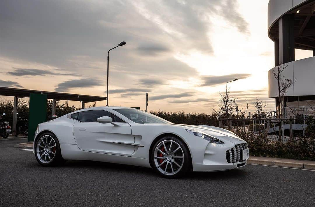 前澤友作さんのインスタグラム写真 - (前澤友作Instagram)「Sunset  #mzsupercar #astonmartin #one77 #supercar #hypercar #アストンマーティン #アストンマーチン #スーパーカー #yusakumaezawa #前澤友作 @yusaku2020」8月13日 20時05分 - mzsupercar