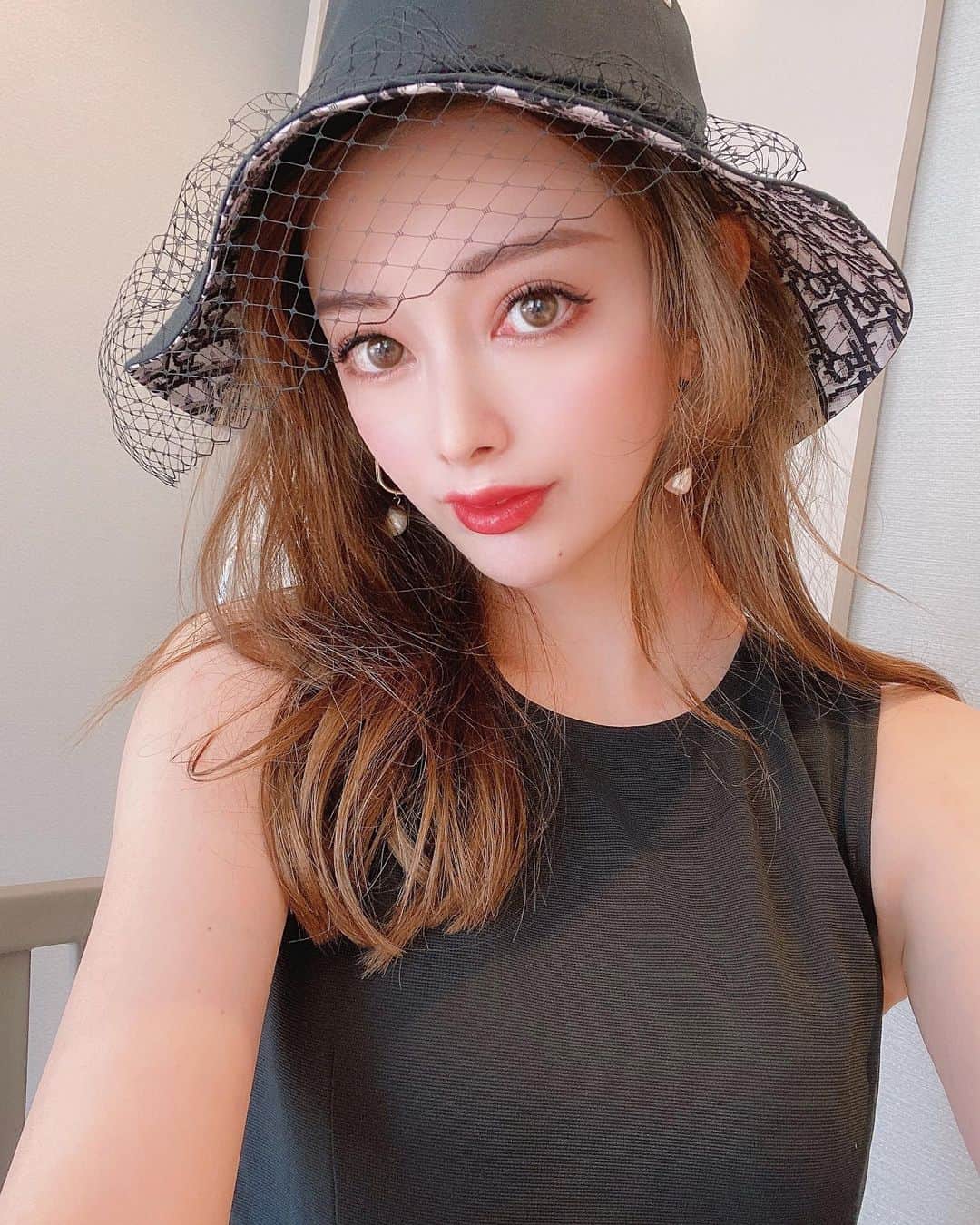 小川ももえさんのインスタグラム写真 - (小川ももえInstagram)「月1お肌メンテは必須‼️🔥🔥﻿ ﻿ 家のスクラブではどうにもできない。。﻿ ﻿ 今月は‼️﻿ @aim_beauty_clinic にマッサージピールしてきました😍😍😍﻿ マッサージピールっていろんなクリニックで出来るけど、、担当してくれている　@beauty_esthe_hk 木下さんがお肌に詳しくて心強い🥺🥺🥺🥺💕﻿ ﻿ 木下さんは、肌の専門書を読んだりしてるくらい肌に詳しい…私の肌をこんなに細かく触って分析してくれた方は人生初めて‼️笑笑﻿  ﻿ 私の肌は薄いから、﻿ 今流行りの剥離系ピーリングは辞めたほうが良い。とか、くすみやすいとか、艶を持ってる肌質とか、細かく分析してくれるの🥺‼️﻿ 　﻿ ﻿ 知らなかったこといっぱいで勉強になった❣️﻿ ﻿ そして、マッサージピールもすごい効果だった⚡️﻿ くすみが飛んで2〜3トーンくらいアップしたレベル😂﻿ つやつや❣️透明感やばくて感動💗💗﻿ ﻿ すごく丁寧にやってくれて、ヒリつきとか怖い人でも安心してやってもらえると思う🥺💕💕﻿ ﻿ あと、マッサージピールってこんなにリフトアップしたっけ⁈ってくらいフェイスラインがきゅっと‼️😂🥺❤️﻿ ﻿ 私は肌が薄いってゆーのと、若干今肌荒れ中と、薄いシミとかがあるのでとりあえず肌の土台づくりスタート‼️﻿ ﻿ マッサージピール5回1クールで肌変化様子見てくよー👍あと次は、角栓の吸引もセットで🔥🔥🔥﻿ ﻿ これからの変化が楽しみ❤️  #マッサージピール #美容#お肌#お肌ツルツル#艶肌#ピーリング#肌メンテナンス #高輪ゲートウェイ駅#高輪#美容クリニック#綺麗になりたい#birthdaybash#dior#美活#zara」8月13日 20時07分 - momoe_0406