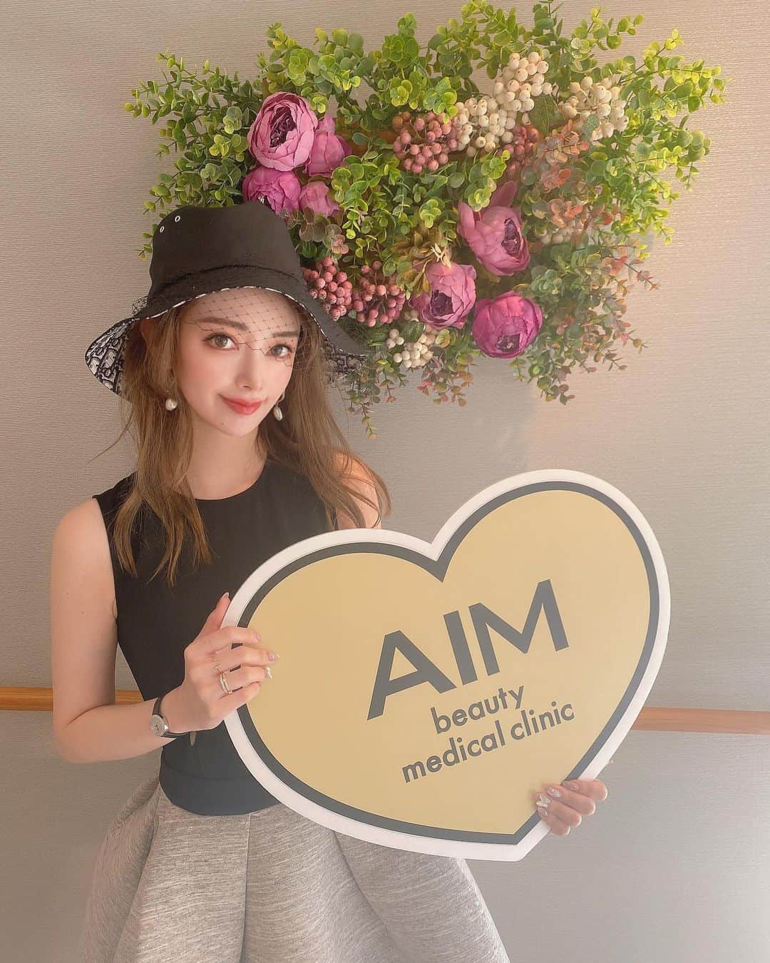 小川ももえさんのインスタグラム写真 - (小川ももえInstagram)「月1お肌メンテは必須‼️🔥🔥﻿ ﻿ 家のスクラブではどうにもできない。。﻿ ﻿ 今月は‼️﻿ @aim_beauty_clinic にマッサージピールしてきました😍😍😍﻿ マッサージピールっていろんなクリニックで出来るけど、、担当してくれている　@beauty_esthe_hk 木下さんがお肌に詳しくて心強い🥺🥺🥺🥺💕﻿ ﻿ 木下さんは、肌の専門書を読んだりしてるくらい肌に詳しい…私の肌をこんなに細かく触って分析してくれた方は人生初めて‼️笑笑﻿  ﻿ 私の肌は薄いから、﻿ 今流行りの剥離系ピーリングは辞めたほうが良い。とか、くすみやすいとか、艶を持ってる肌質とか、細かく分析してくれるの🥺‼️﻿ 　﻿ ﻿ 知らなかったこといっぱいで勉強になった❣️﻿ ﻿ そして、マッサージピールもすごい効果だった⚡️﻿ くすみが飛んで2〜3トーンくらいアップしたレベル😂﻿ つやつや❣️透明感やばくて感動💗💗﻿ ﻿ すごく丁寧にやってくれて、ヒリつきとか怖い人でも安心してやってもらえると思う🥺💕💕﻿ ﻿ あと、マッサージピールってこんなにリフトアップしたっけ⁈ってくらいフェイスラインがきゅっと‼️😂🥺❤️﻿ ﻿ 私は肌が薄いってゆーのと、若干今肌荒れ中と、薄いシミとかがあるのでとりあえず肌の土台づくりスタート‼️﻿ ﻿ マッサージピール5回1クールで肌変化様子見てくよー👍あと次は、角栓の吸引もセットで🔥🔥🔥﻿ ﻿ これからの変化が楽しみ❤️  #マッサージピール #美容#お肌#お肌ツルツル#艶肌#ピーリング#肌メンテナンス #高輪ゲートウェイ駅#高輪#美容クリニック#綺麗になりたい#birthdaybash#dior#美活#zara」8月13日 20時07分 - momoe_0406