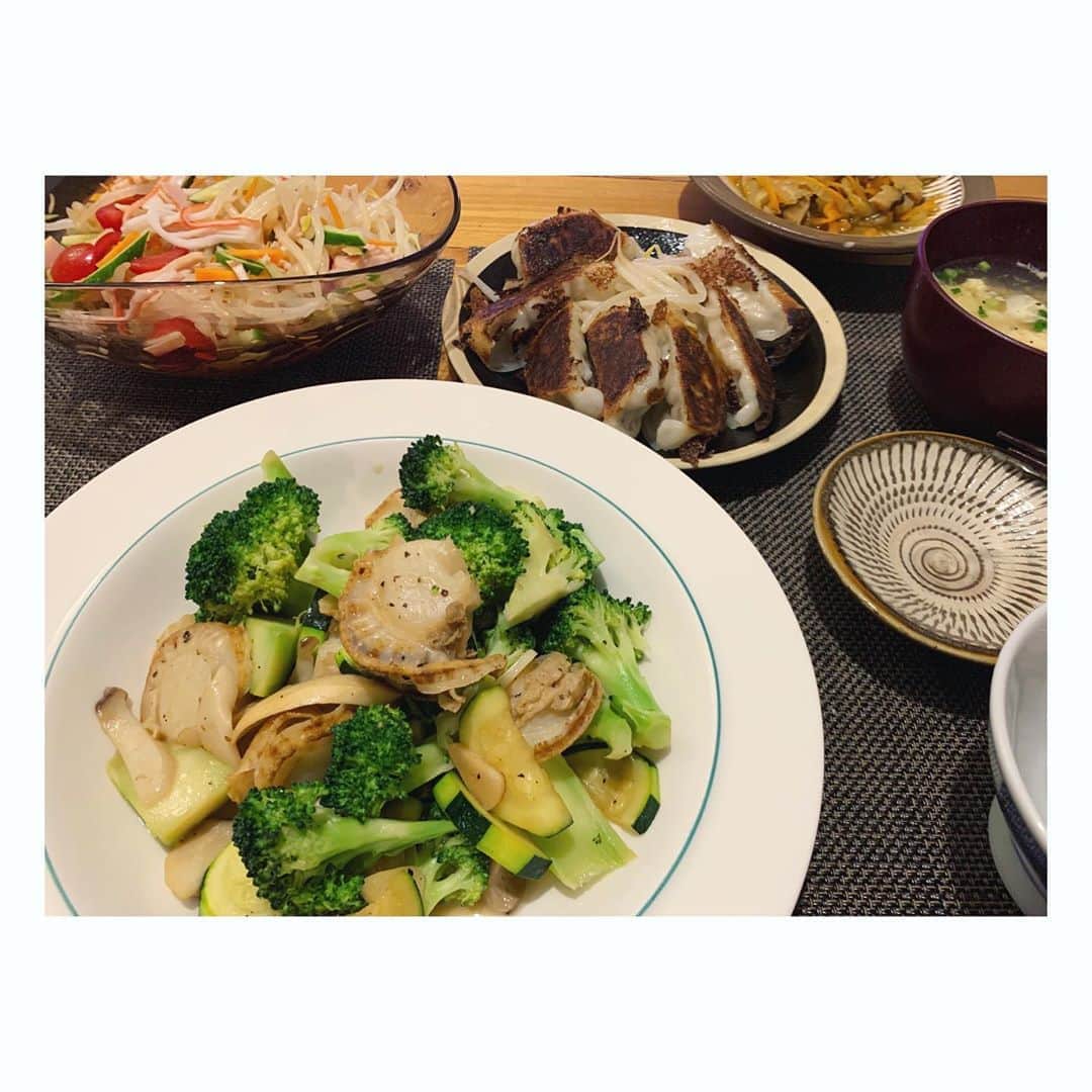三倉茉奈さんのインスタグラム写真 - (三倉茉奈Instagram)「ホタテとブロッコリーのバターにんにく醤油炒め。ホタテの味が滲み出て美味しかったー。 あとは餃子(今話題の冷凍餃子。やはり美味しい。もやしを添えて浜松餃子風の盛り付けに。) もやしの中華風さっぱりサラダ、卵スープなど。 今日は中華でした☺︎  #cooking #献立」8月13日 20時07分 - mana_mikura_official