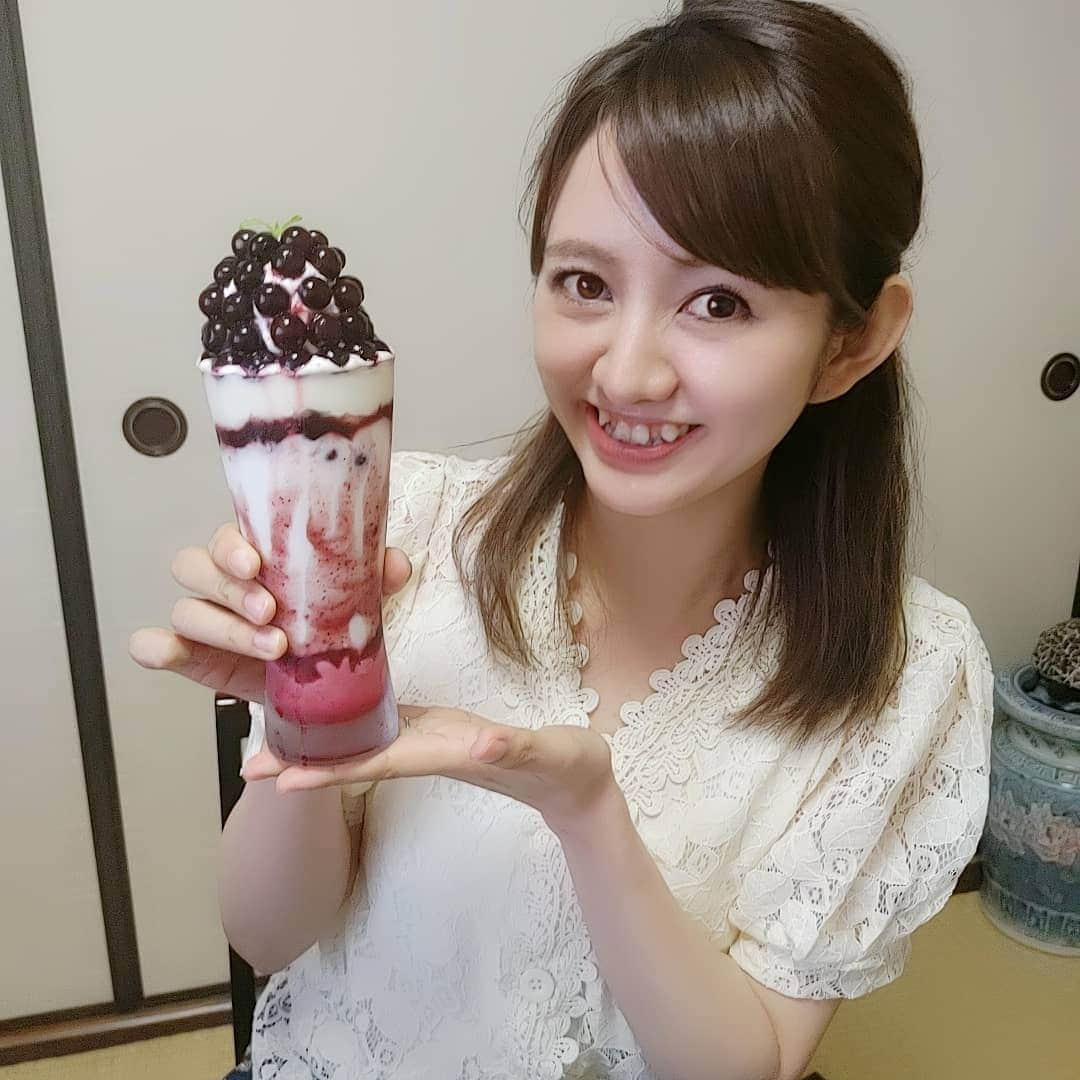 岩野理沙さんのインスタグラム写真 - (岩野理沙Instagram)「亀八寿司さんでついに パフェを食べました♥️♥️♥️🙋  その名も大仏パフェ🧁  ブルーベリーたっぷりで、 中にもアイスとか、クリームチーズとかヨーグルトとか入ってて こんなに大きいのに 食事したあともペロリ😋と いただきました🙇‍♂️  お寿司とゴマだしのセットも おいしかったぁぁぁ🥰♥️⭐  贅沢すぎるランチでした🙋♥️ ご馳走様でした✴️  楽しい二人の動画がきれちょん😭 ごめんなさい🙇‍♂️  #ランチ　#佐伯グルメ　#大仏パフェ　　 #パフェ　#デザート　#佐伯寿司　#亀八寿司　#ブルーベリー　#美味しかった　#LOVE」8月13日 20時08分 - risaiwano