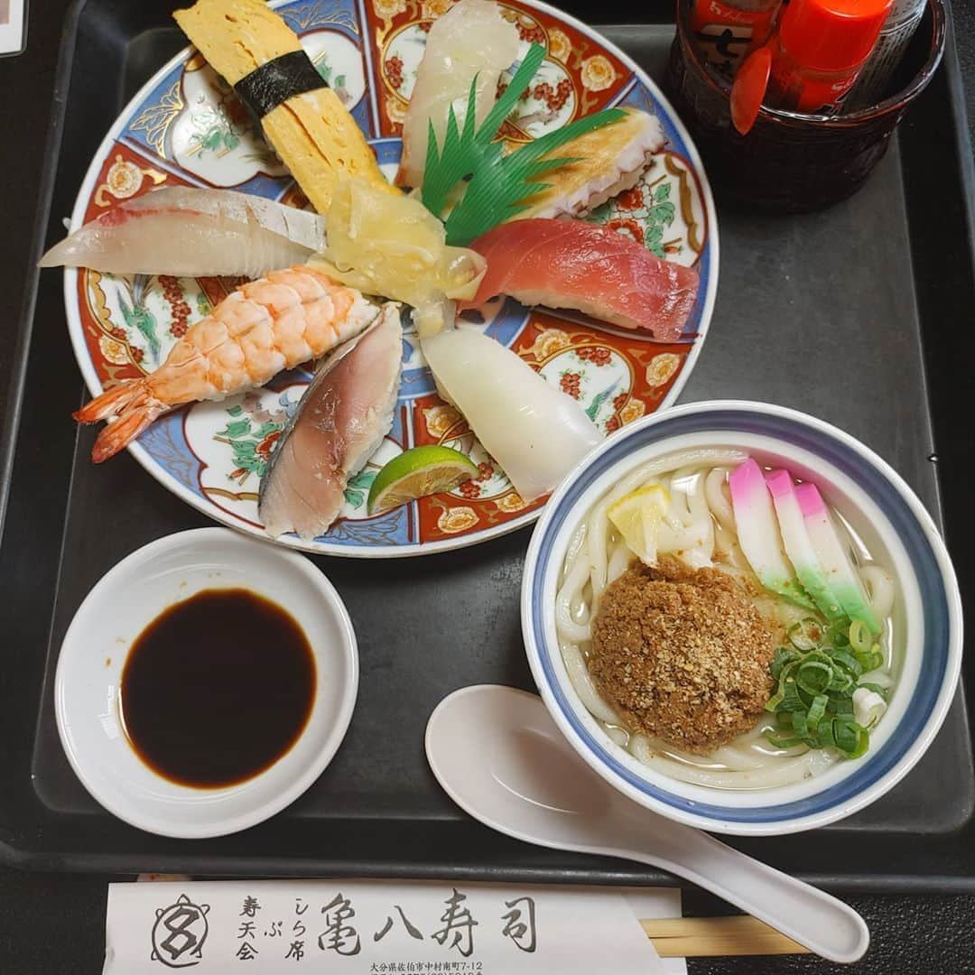 岩野理沙さんのインスタグラム写真 - (岩野理沙Instagram)「亀八寿司さんでついに パフェを食べました♥️♥️♥️🙋  その名も大仏パフェ🧁  ブルーベリーたっぷりで、 中にもアイスとか、クリームチーズとかヨーグルトとか入ってて こんなに大きいのに 食事したあともペロリ😋と いただきました🙇‍♂️  お寿司とゴマだしのセットも おいしかったぁぁぁ🥰♥️⭐  贅沢すぎるランチでした🙋♥️ ご馳走様でした✴️  楽しい二人の動画がきれちょん😭 ごめんなさい🙇‍♂️  #ランチ　#佐伯グルメ　#大仏パフェ　　 #パフェ　#デザート　#佐伯寿司　#亀八寿司　#ブルーベリー　#美味しかった　#LOVE」8月13日 20時08分 - risaiwano