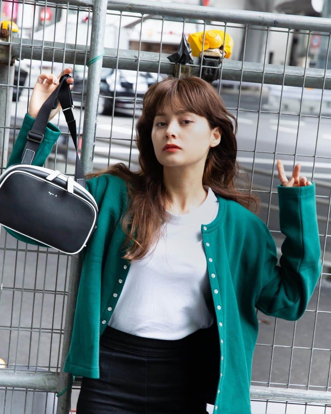エイミーのインスタグラム：「agnès b.の新作バッグとカーディガン。﻿ シンプルだけど一癖あって、たまらなく好きなブランドのひとつ👗﻿ ﻿ @agnesb_officiel @fashionsnapcom﻿ ﻿  #agnesb #アニエスベー #agnesbvoyage #newstandardchic #cardiganpression」