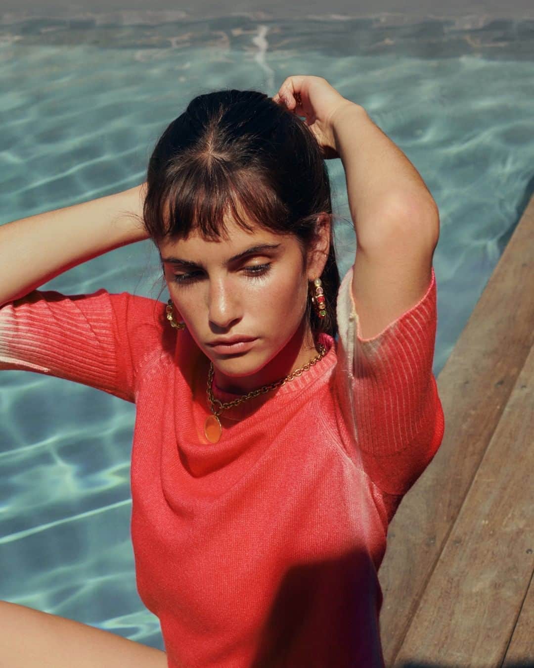 グーセンス パリのインスタグラム：「MINI CABOCHONS hoop earrings and TALISMAN medallion. . . @prunepauchet shot by @sashamarro and styled by @smala.paris」