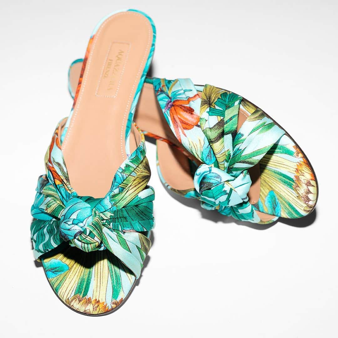 Aquazzuraさんのインスタグラム写真 - (AquazzuraInstagram)「Summer’s statement: our Menorca Flat in colorful tropical paradise fabric in vivid green. Take a closer look at the different styles on aquazzura.com and in boutique. #AQUAZZURA #AQUAZZURAFlats」8月13日 20時10分 - aquazzura