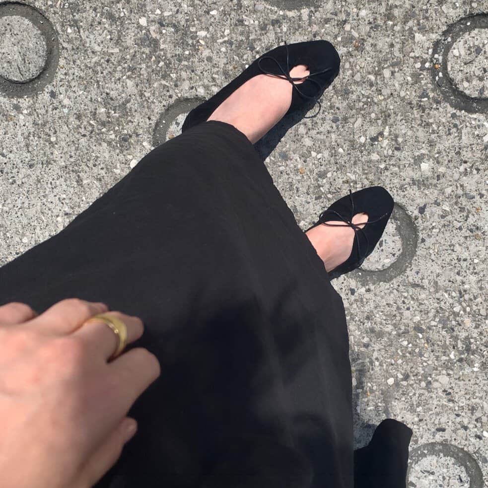 佐々木希さんのインスタグラム写真 - (佐々木希Instagram)「皆さん水分補給をこまめにして、熱中症にはお気をつけくださいね。 私は今年初のかき氷を食べました🍧  本日は コロンとした可愛らしい #Dior bagをメインにしたブラックコーデ。  このバレエシューズはさり気ないリボンが可愛いんです。 流石、木津さんです。  #TEN. のringは絢からのプレゼント♡  カップ付きone-piece #iNtimite  shoes #AKIKOKIZU × #Daniella&GEMMA  #のぞみの私服」8月13日 20時11分 - nozomisasaki_official
