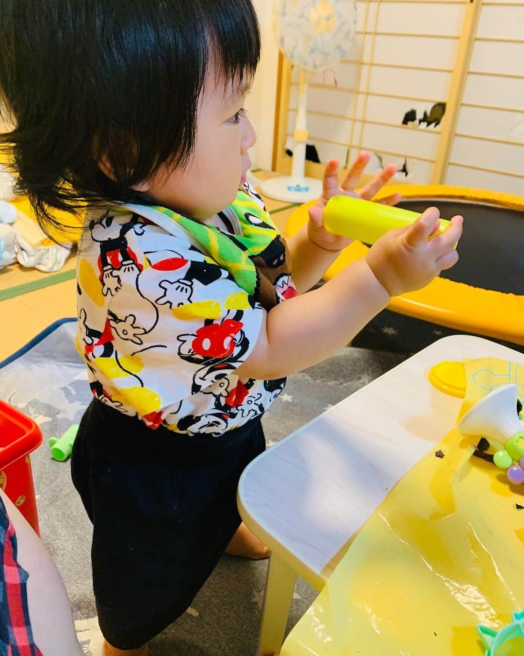 横山愛子のインスタグラム：「8ヶ月^ - ^ だいぶ手を離して、立てるようになってきた❣️❣️ 早く歩いてほしいなぁ^ ^そしたら沢山外で遊べるのにーー😂😁」