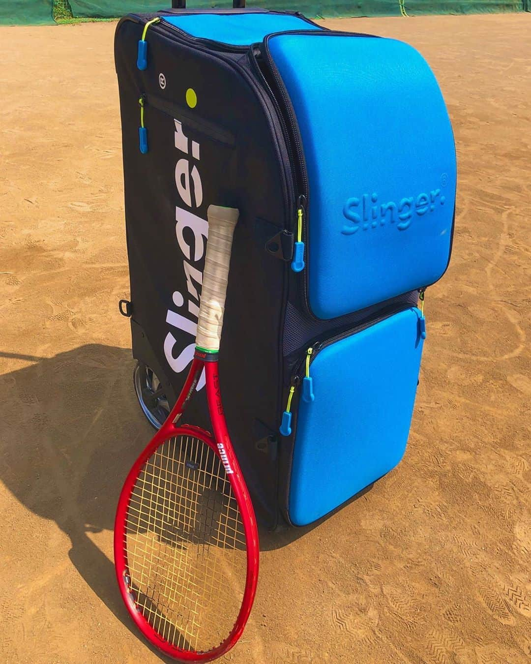 秋山みなみさんのインスタグラム写真 - (秋山みなみInstagram)「今話題のSlinger🎾 . 持ち運びできる球出しマシーンです😋 実際にラケット3本余裕で入ったので(私調べ笑) どこにでも持っていかれますね😎 . 速さもテンポもMAXで試した所、 凄まじいスピン量のボールが出されて見事に弾き飛ばされました😂 . 私のお勧めは 高さ1でスピード真ん中、テンポは早目で 少し浮いてきたボールを打ち続ける練習です😎 . 1人練習にもみんなでの練習にも…☺️ 私の今後のイベントでも使用するかも😍 ぜひお楽しみに✨ . . . #slinger #スリンガー #princetennis #winningshot」8月13日 20時13分 - mi_nami43