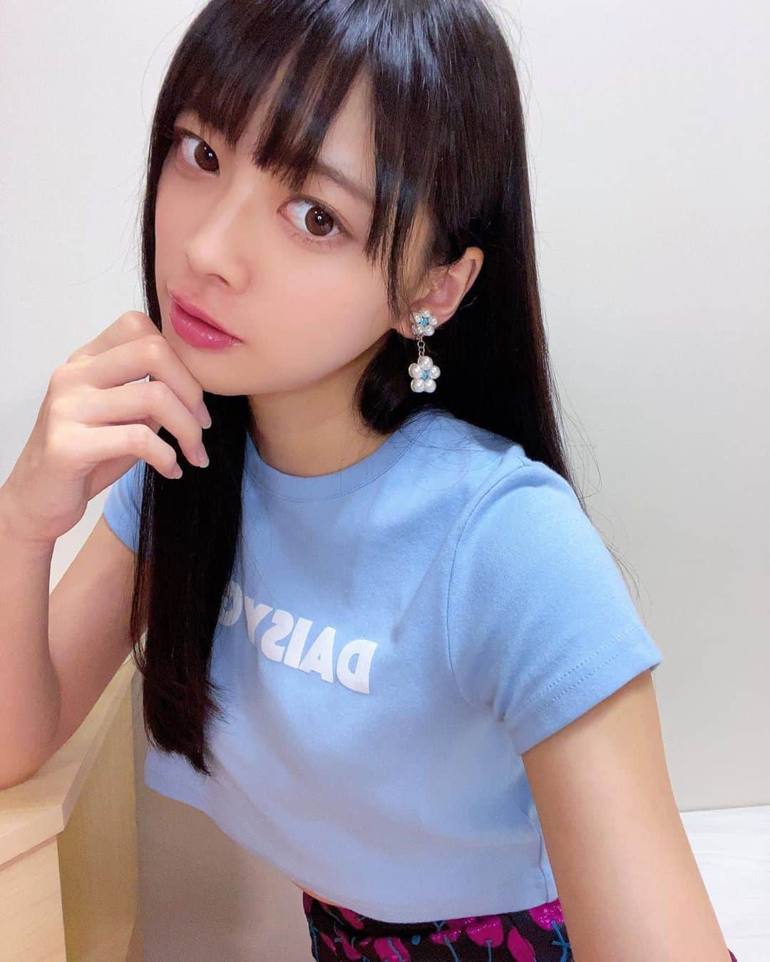 藤田いろはのインスタグラム：「明日撮影会だからトリートメントと全体を整えてもらってきた💇‍♀️﻿ 前髪は前回切った時好評だったから、今回もおろし前髪にしてもらった✨どうー？﻿ ﻿ 沼口さん　@takahiro_numa にお願いしました！﻿ いつも綺麗にしてくださりありがとうございます💕﻿ ﻿ ﻿ ‪#藤田いろは#グラビア#gravure #japanesegirl #レースクイーン#tokyo  #aziangirl  #ビジョビ #模特 #뷰티스타그램 #cosplay #黒髪ロング#팔로우#소통해요#셀스타그램#モデル #model #그라비아 #日本的 #性感內衣 #sexy  #性感美女 #性感尤物 #ショート丈トップス #リキュエム #liquem #lillilly #🍒 #黒髪 #渋谷美容院」