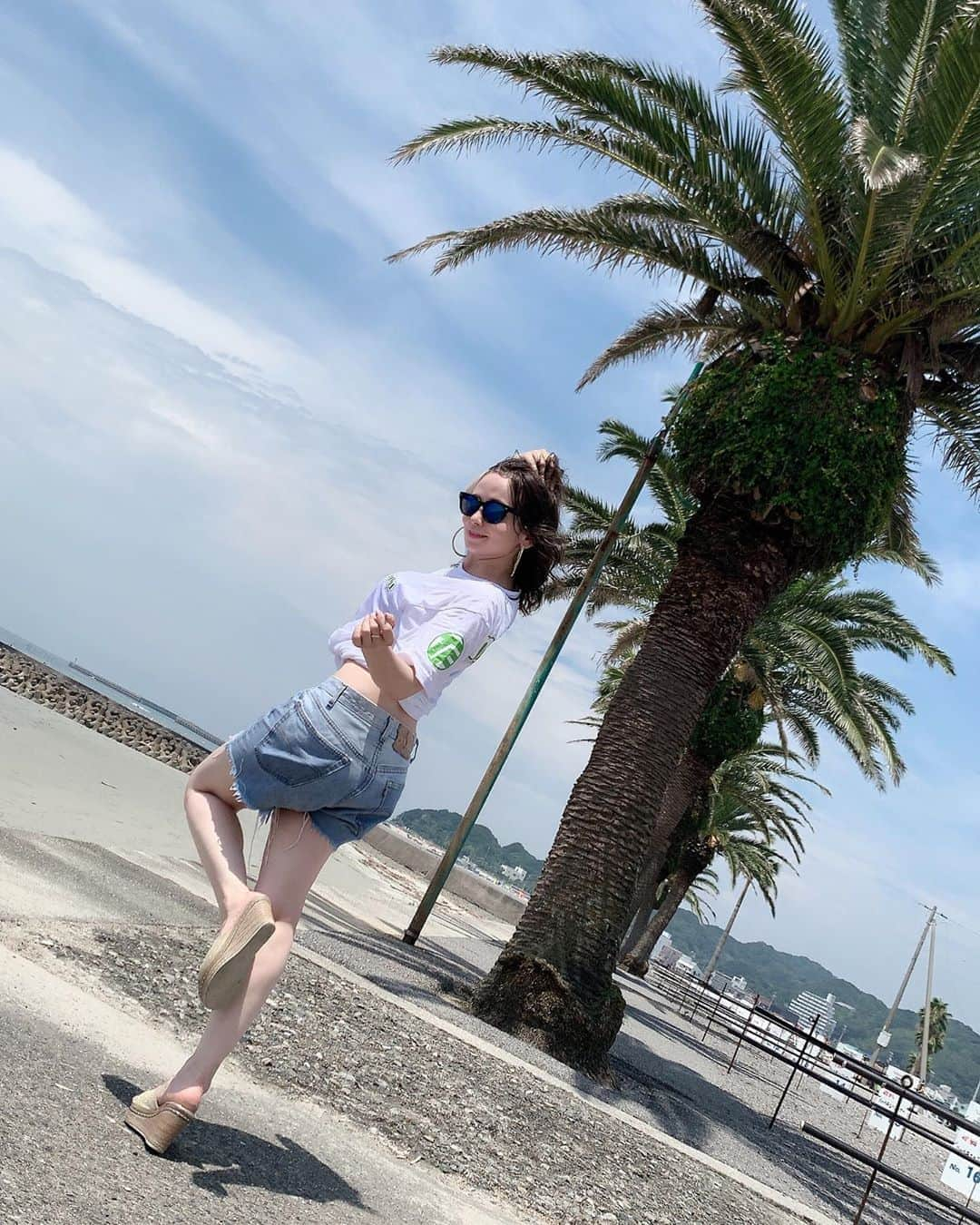 ミシェリマリコさんのインスタグラム写真 - (ミシェリマリコInstagram)「🌴✨ * * * 最近全然コメント返せてなくてごめんね💦 * * *  17ライブにハマっていまして🥺✨ 毎日配信出来るだけしてるよ🎶 アカウントは👉まりこ様_3で検索💕 * * * 昨日YouTube見てくれた方々ありがと🙏✨ * * * * #大人 #大人女子 #大人コーデ #tシャツコーデ #ショートパンツ #デニムショーパン #白シャツコーデ  #ショーパンコーデ　#海 #海撮影 #ビーチ #内海 #ハーフ #ハーフ女子 #ハーフ顔 #名古屋モデル #名古屋フリーモデル」8月13日 20時17分 - michellymariko