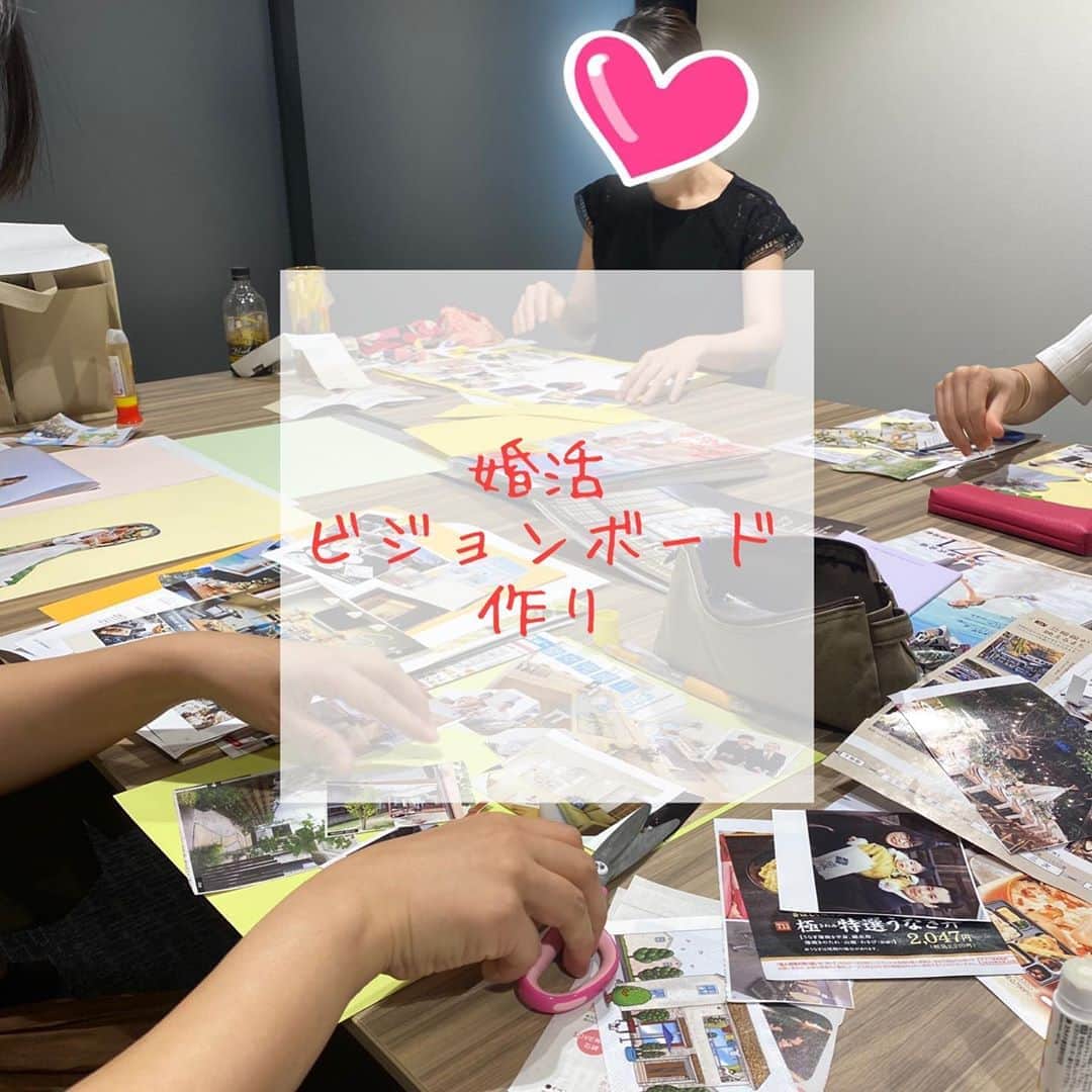 のインスタグラム：「💍﻿ ﻿ 第5期恋愛心理マイスター養成講座﻿ ﻿ 今回はビジョンボード作り♫﻿ ﻿ いつの座学だから﻿ 作品作りも楽しい💛﻿ ﻿ ﻿ ﻿ ビジョンボード、﻿ 簡単なのにすごい威力を﻿ 発揮する最高にオススメのアイテム✨﻿ ﻿ ﻿ ﻿ ■■□ ——————————□■■﻿ ﻿ ﻿ ／ 　婚活中だけど、﻿ 　結婚相談所に行く勇気はまだない！ ＼﻿ ﻿ ﻿ でも出会いを求めている方へ﻿ 婚活支援azがおすすめする方とデートをしてみませんか？？﻿ ﻿ 詳細は @wedding.azuuuuu ﻿ ﻿ ﻿ ﻿ ﻿ ⭐︎特徴﻿ ﻿ ・登録無料(デートが決まったら¥3,000)﻿ ﻿ ・デート後、双方が連絡先交換希望のみ、 連絡先を交換﻿ ﻿ ・デートは二人だけでゆっくり過ごせる﻿ ﻿ ・事前にプロフィールとお写真の確認ができる﻿ ﻿ ﻿ ﻿ ■■□ ——————————□■■ ﻿ ﻿ #ビジョンボード#ドリームマップ#引き寄せ#引き寄せの法則#婚活#婚活女子#広島恋愛相談#広島婚活相談#婚活塾#アラサー女子#アラフォー女子#広島結婚相談所#恋愛心理マイスター養成講座#第5期#山口結婚相談所」