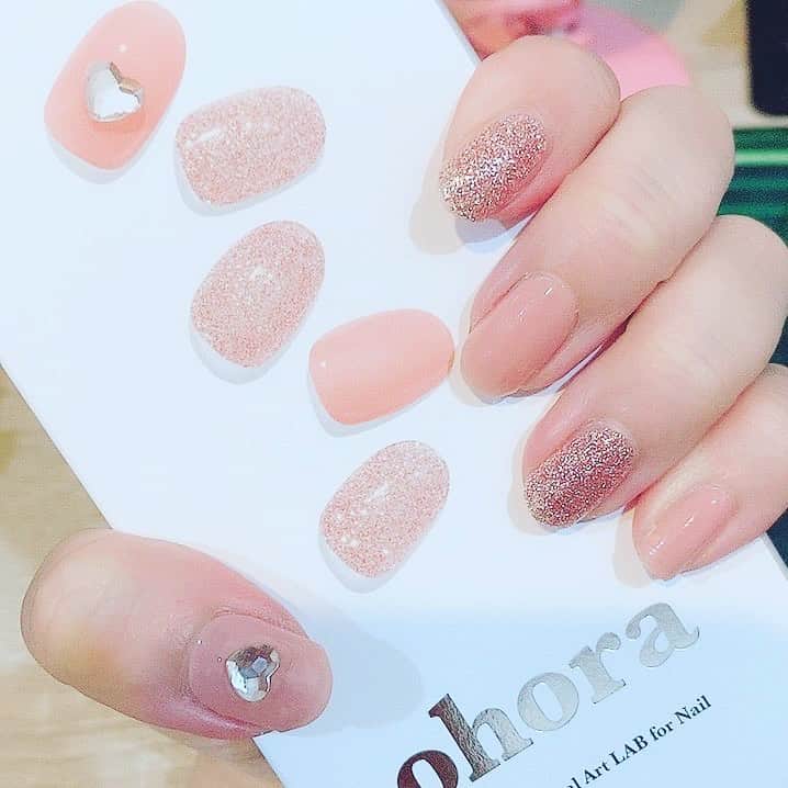 のインスタグラム：「#ohora しました〜！！ とっても綺麗でずっと見ちゃうなー💅 付けた感じは本当に普通のジェルネイルみたいな感じ！ 単色の部分は少し透け感があるのですが、ラメのところがとっても綺麗😍😍  先日の#ジェラートファクトリー は2週間もってたのですが、さすがに2週間で変えた方が良いとのことだったのでこちらに付け替えました！ また2週間もってくれたらいいなぁ。  爪に貼って余った部分は足の爪に貼りました！ 私は足の爪が小さいので、フット用買うのはもったいなくて🥺 フットネイルは#homei のウィークリージェル&ohoraのラメにしてます。  #ネイル　#セルフネイル　#nails #pink #pinknails」