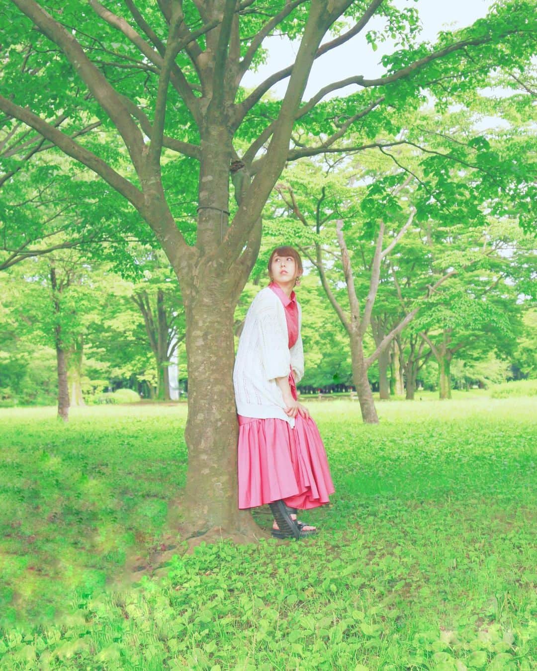 のインスタグラム：「🌻﻿ ﻿ 最近、クリエイター脳を働かせると﻿ 速攻で寝てしまうくせができた。笑﻿ ﻿ え？どうしよう﻿ 脳みそが拒否してるのかな？笑﻿ ﻿ ﻿ #井上麗夢﻿ #ポートレート﻿ #夏休み﻿ #クリエイター」