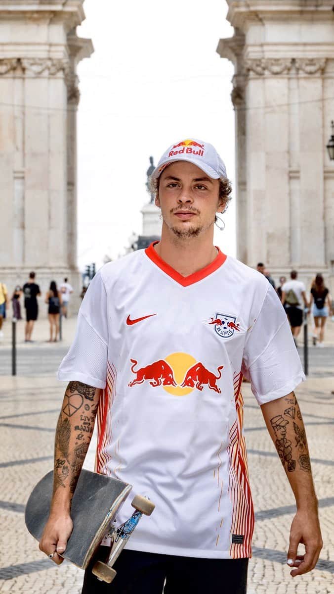 のインスタグラム：「Happy to be part of this project !! Good luck for the match tonight guys ❤️🔥 @dierotenbullen #missaofinal #leipzigvsatléticomadrid」