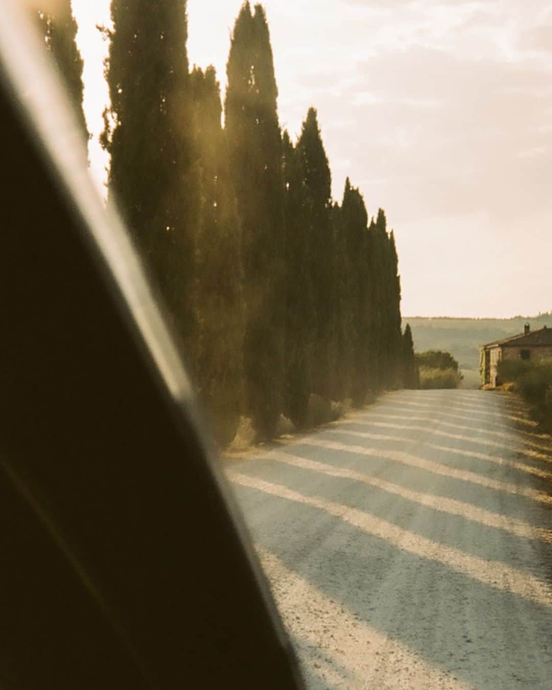 Carin Olssonさんのインスタグラム写真 - (Carin OlssonInstagram)「Driving around Tuscany 💛🎞」8月13日 20時19分 - parisinfourmonths