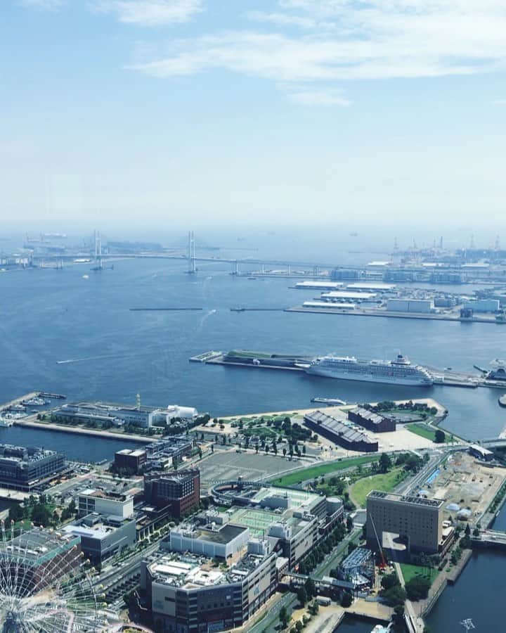 横浜ロイヤルパークホテルのインスタグラム：「本日もみなとみらいは快晴です。皆さま、素敵な夏休みをお過ごしください☺️  #横浜ロイヤルパークホテル #yokohamaroyalparkhotel #横浜 #yokohama #ホテル #hotel #絶景ホテル #ホテルからの景色 #thepreferredlife #royalparkhoteljp」