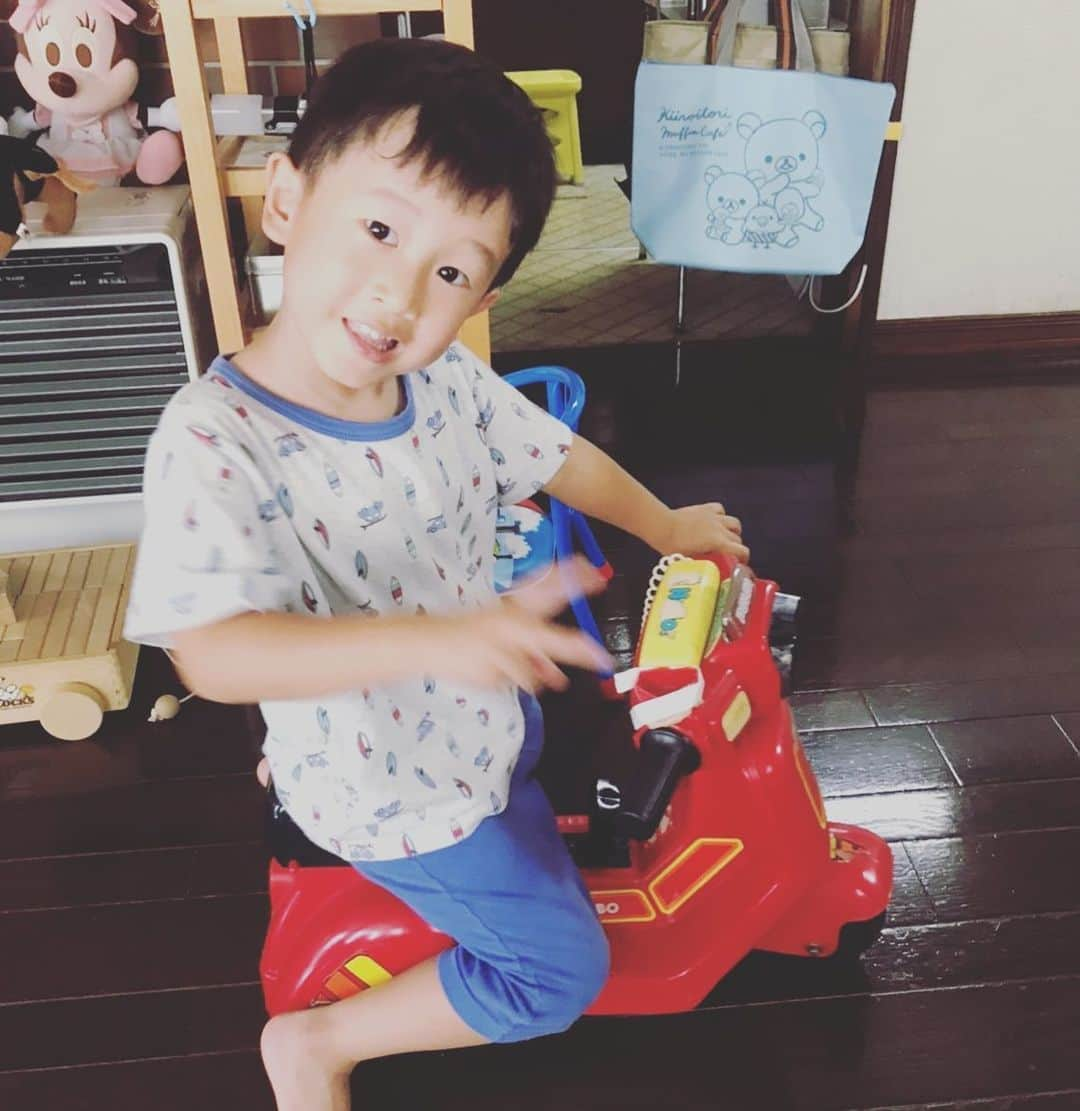 小西ゆりなさんのインスタグラム写真 - (小西ゆりなInstagram)「私が子供の頃遊んでいたおもちゃのバイク🛵 時代を感じるデザインw #昔のおもちゃ #バイク #おもちゃバイク #レトロ #懐かしのおもちゃ #レトロデザイン #パジャマ姿で失礼します #3歳9ヶ月」8月13日 11時33分 - yurina_konishi