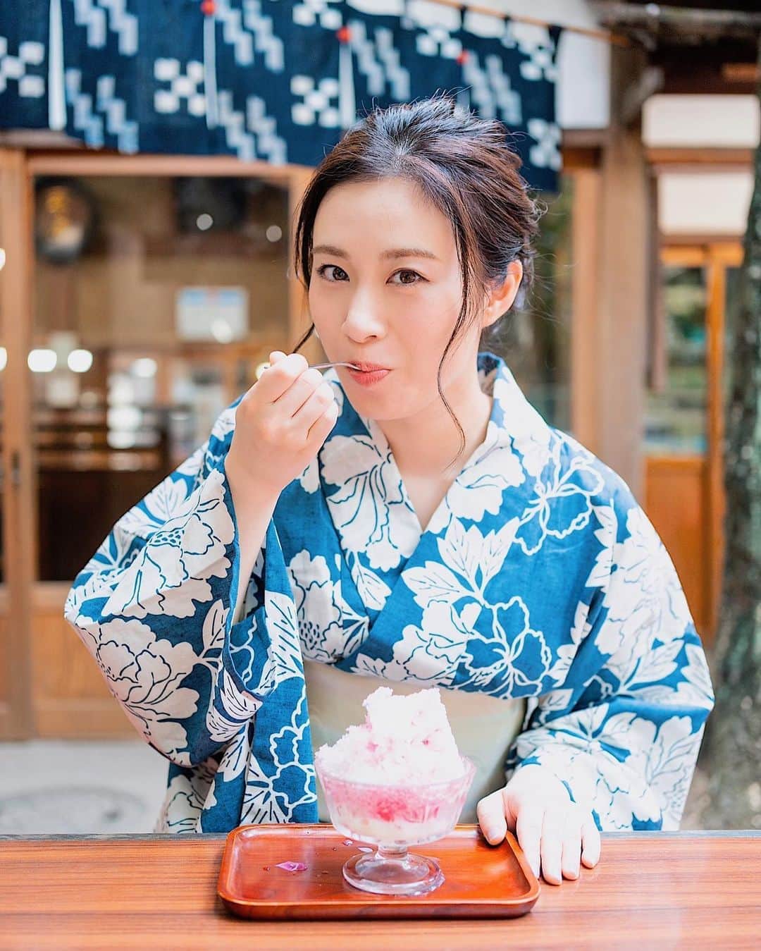 鈴木芳奈のインスタグラム：「んんんんんんんんんん こんな暑い日はかき氷🍧 #japanese#japan#kimono#yukata #actress#summer#浴衣#浴衣女子#大人浴衣#和服#撮影#作品撮り#役者#かき氷#こんなに美味しいのか」