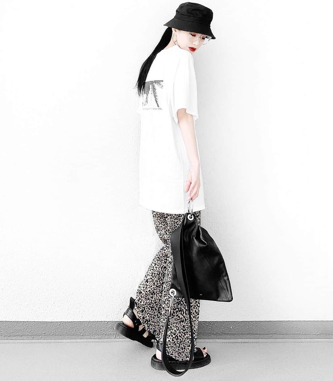 lve_xxxxさんのインスタグラム写真 - (lve_xxxxInstagram)「.﻿ . ﾊﾞｯｸﾃﾞｻﾞｲﾝ繋がりで。  しかし、猫背🐈がひでぇ。﻿ ﻿ @k.apparel_120 ﻿ @kanaa120 のTee お気に入り🥀﻿ ﻿ ﻿ ｺｰﾃﾞｱｲﾃﾑ詳細は﻿ WEARをご覧くださいませ。﻿ ﻿ WEAR ： lvexxxx ﻿ 💻 https://wear.jp/sp/lvexxxx/﻿ ﻿ －－－－－－－－－－－－－－－－－－﻿ ﻿ 📢ｺﾒﾝﾄ頂ける際は、﻿ 最新投稿にお願い致します。﻿ ﻿ 過去投稿に頂いた際、気がつかない事もあり﻿ お返事致しかねる場合が御座います🙇‍♀ ️﻿ ﻿」8月13日 11時35分 - lve_xxxx