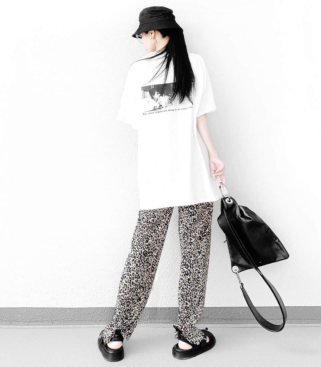 lve_xxxxさんのインスタグラム写真 - (lve_xxxxInstagram)「.﻿ . ﾊﾞｯｸﾃﾞｻﾞｲﾝ繋がりで。  しかし、猫背🐈がひでぇ。﻿ ﻿ @k.apparel_120 ﻿ @kanaa120 のTee お気に入り🥀﻿ ﻿ ﻿ ｺｰﾃﾞｱｲﾃﾑ詳細は﻿ WEARをご覧くださいませ。﻿ ﻿ WEAR ： lvexxxx ﻿ 💻 https://wear.jp/sp/lvexxxx/﻿ ﻿ －－－－－－－－－－－－－－－－－－﻿ ﻿ 📢ｺﾒﾝﾄ頂ける際は、﻿ 最新投稿にお願い致します。﻿ ﻿ 過去投稿に頂いた際、気がつかない事もあり﻿ お返事致しかねる場合が御座います🙇‍♀ ️﻿ ﻿」8月13日 11時35分 - lve_xxxx