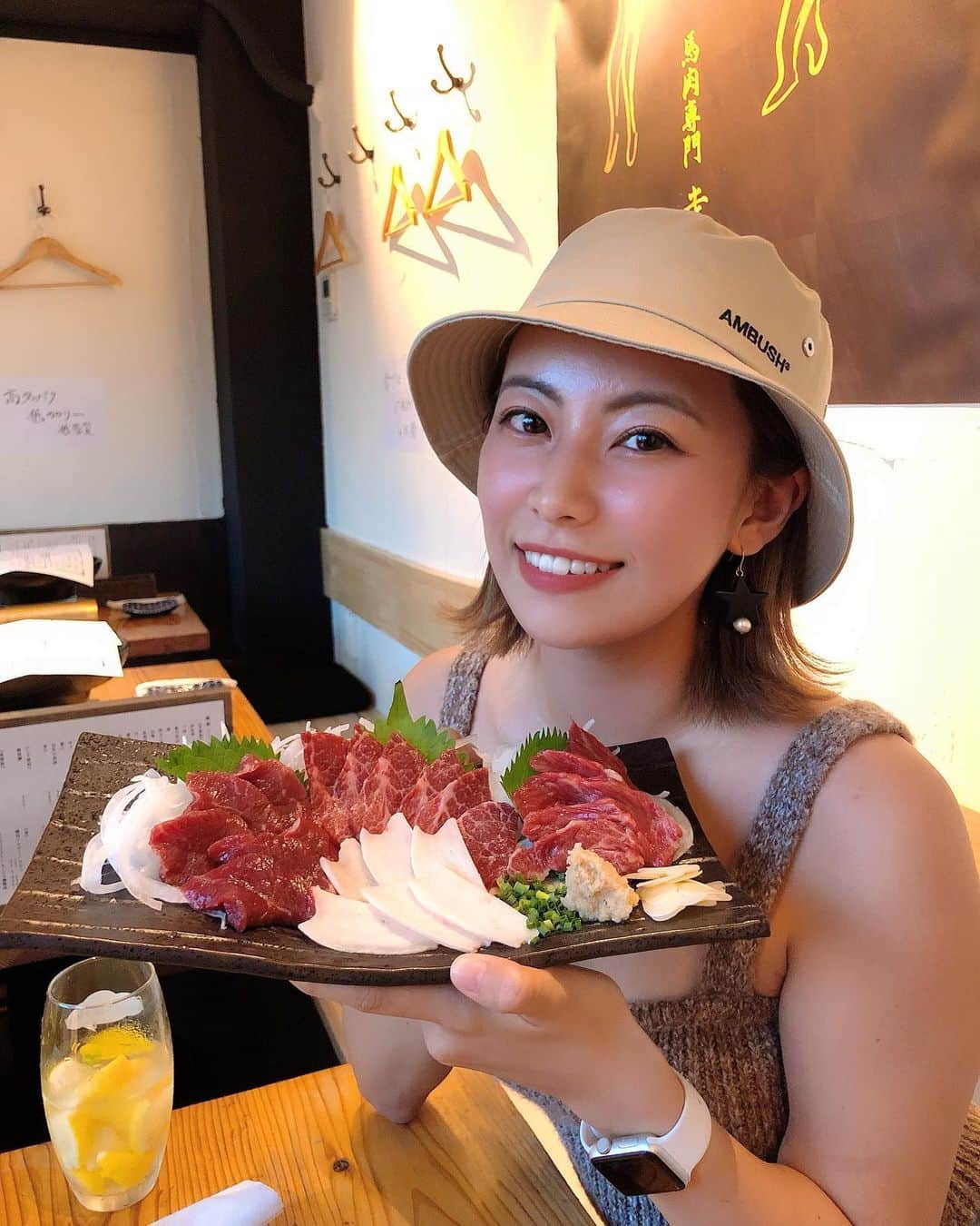 のインスタグラム：「高タンパク低カロリーの馬肉、トレーニングしてる人にもダイエット中の人にもめちゃくちゃおすすめ🥺 そして最近オープンした　@soumatou11  に行ってきた〜💕 馬刺しも馬焼肉も本当に激ウマ、、、ウニとユッケのコラボとかもう美味しすぎてもだえた。(もはや低カロリーなのか笑)調子乗って食べすぎちゃったw  渋谷から歩いてすぐだよ〜完全にリピート😂❤️は〜もう食べたい🤤  #馬肉#渋谷#ディナー #馬刺し#馬焼肉#馬肉専門店 #渋谷ディナー #走馬灯」