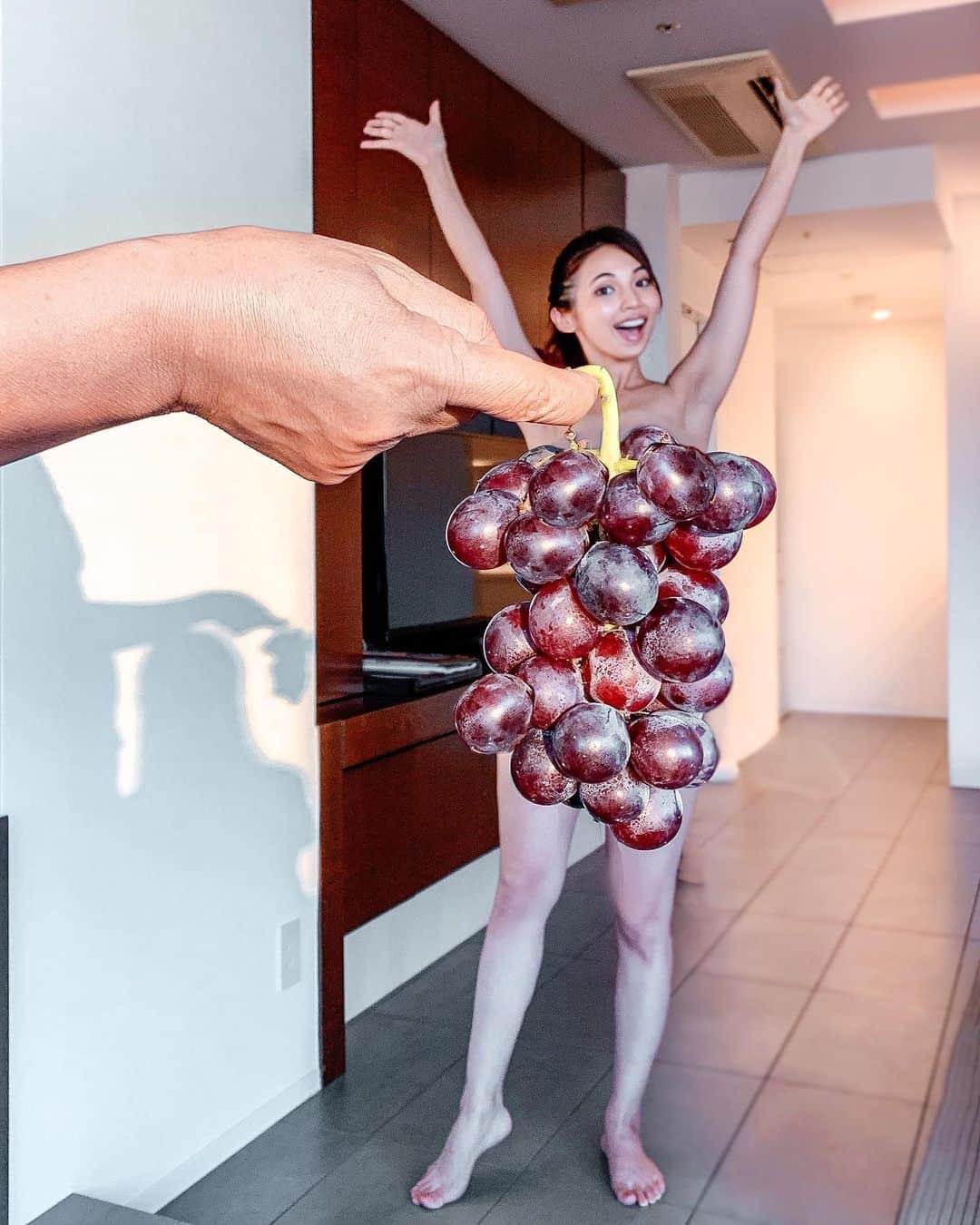 のインスタグラム：「ぶどうが沢山届いたので着てみました🍇  ドレスに見える？ ちょっと無理がある？🤣  ぶどうは昔から大好きで🥺沢山の種類本当にありがとう🙏🏻🙏🏻  この前のさくらんぼも着れば良かったなあ🤔  #instagood #instasummer  #ootd #fashion #fashiongram  #fashionista #summerfashion #vacationtime #dress #夏コーデ #スイカ #スイカドレス #🍉 #野菜ドレス #ドレス #フルーツドレス #ブロッコリードレス #いちごドレス #ぶどう #ぶどうドレス #食べられるおしゃれ」