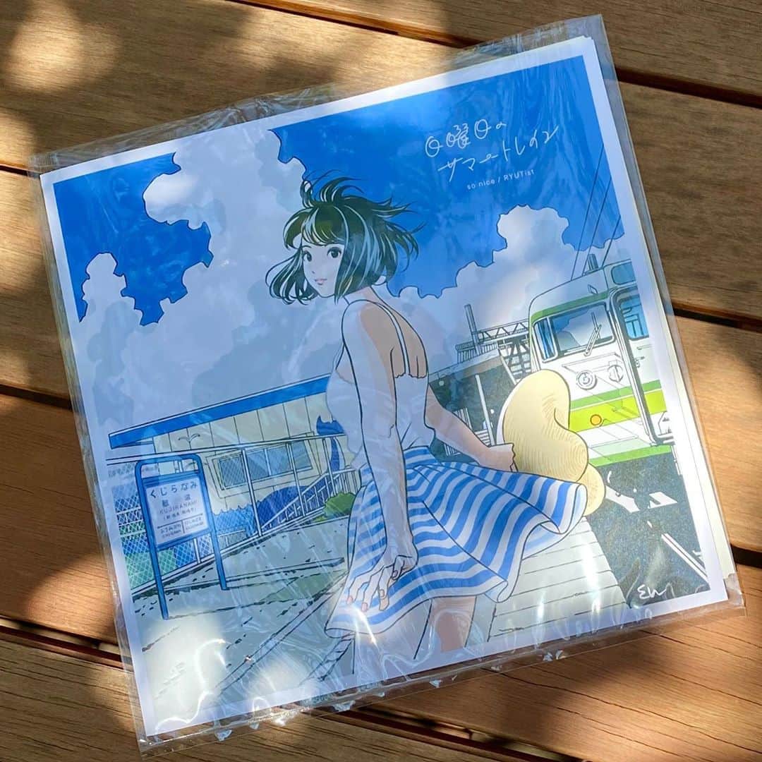 江口寿史のインスタグラム：「so nice / RYUTistの2018年に出た７インチシングル『日曜日のサマートレイン』仕様もあらたに再発されました。 曲のイメージそのままのクリアブルーのカラーレコード！手にするだけでウレシイ。これこそフィジカル盤の醍醐味だよね。 あわせて発売されるＴシャツも、Ｔシャツ用にリデザインせず、あえてジャケットそのままのフルカラーにしました。青い空と白い雲。鯨波駅の色あい。信越本線の電車の新潟カラー。すべての夏の色を消したくなかったから。」
