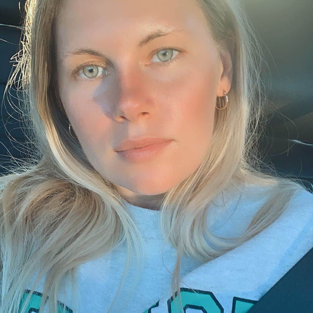 Chrissy Blairのインスタグラム：「Quarantine life = sweats all day and car rides for fun」