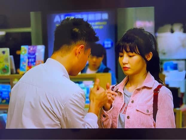 Yuriさんのインスタグラム写真 - (YuriInstagram)「打勾勾 要去Netflix 看練愛ing  再去戲院看哈囉少女 「那你再爽約試看看～」 #練愛ing」8月13日 11時53分 - xx15995