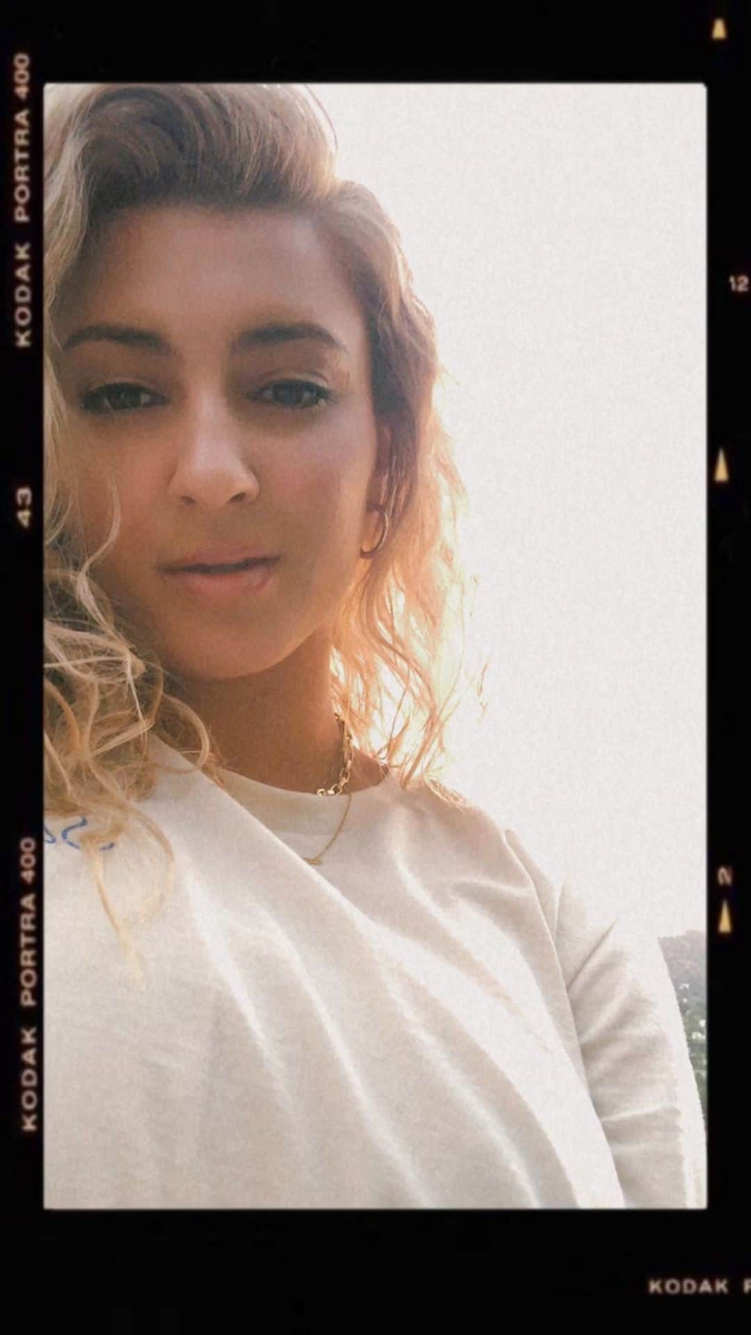 トーライ・ケリーのインスタグラム：「REMIIIIIIX.... 7 years later☀️」