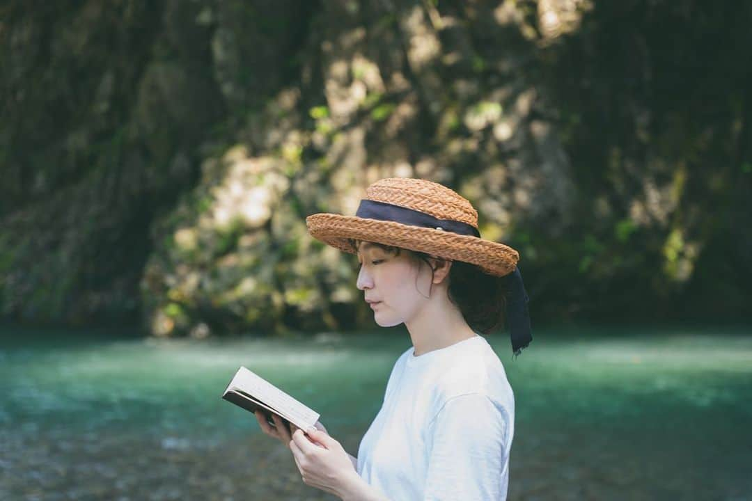 岸茉莉さんのインスタグラム写真 - (岸茉莉Instagram)「川に行っても泳がず、本を読む女📚📚  #sonya6000#sonya7iii#Instagramjapan##japan#Instaphoto#digitalcamera#shoting#セルフポートレート#ポートレート#portrait#パーマ#眉上バング#オン眉#perm#川#셀카#셀피#ヘレンカミンスキー#helenkaminski」8月13日 12時03分 - kishi_mari