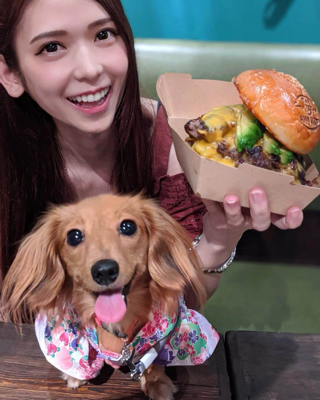 大見さなえさんのインスタグラム写真 - (大見さなえInstagram)「ペット可のハンバーガー屋🐶🍔﻿ 芝浦『The GOOD VIBES(ザ・グッドバイブス)』﻿ ﻿ W熟成肉チーズバーガー＋アボカド&フレンチフライ🍔 パテは粗挽きで肉肉しい！熟成の旨味もしっかりと感じる！ それが2枚＆チーズたっぷりとなれば食べ応え満点🙆‍♀️﻿ ﻿ バンズは内側がしっかりと焼かれててカリッと﻿ 上部はふんわりと食感の違いも楽しい😋🍔﻿ ﻿ それにしてもつばきの笑顔が100点過ぎる😂🐶←親バカ﻿ わんちゃん用のメニューもあって、 ハンバーガーならぬ"ワンバーガー"を選択🍔﻿！ やはり肉食！真っ先にお肉いきました🐶🥩﻿ ﻿ ペット可の開放感ある空間で愛犬ときたり、肉肉ジューシーなの食べたいって方は行くべきお店😎🍔﻿ ﻿ 住所﻿ 東京都港区海岸3-13-12 バウハウス芝浦 1F﻿ ☎︎03-6811-5639 予約可﻿ ﻿ 営業時間﻿ 11:30～21:00　（L.O.20:30）﻿ 平日のみWeekly Lunch Plate﻿ 11:30～13:30﻿ 日曜営業﻿ 定休日　特になし﻿ 予算	﻿ Dinner￥1,000～￥1,999﻿ Lunch￥1,000～￥1,999﻿ ﻿ #thegoodvibes #ザグッドバイブス﻿ #ハンバーガー #hamburger #愛犬﻿ #熟成肉 #アボカド #チーズ #カニーヘンダックス﻿ #芝浦グルメ #めぐログ_芝浦 #いぬすたぐらむ﻿ #ペット可芝浦 #いぬのいる暮らし #pixelで撮影」8月13日 11時56分 - tabe_megumi