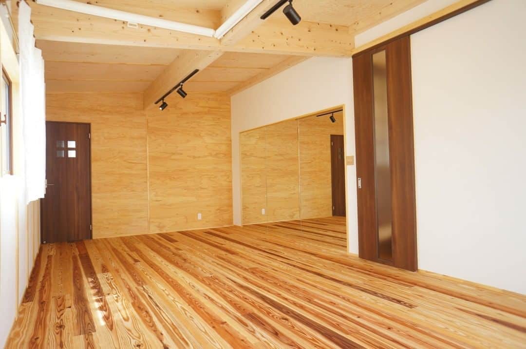 はりまの家さんのインスタグラム写真 - (はりまの家Instagram)「木をふんだんに使った『空気のきれいな家』 施工：久内工務店 @kyunai_koumuten . ─────────────────────── お施主様のご要望により、室内壁に木をふんだんに使った家が完成しました。 床はお子様やお年寄り、ペットにも優しい『うづくり』仕上げです。 年輪の凸凹が足裏に心地良く、また滑りにくくなっています。 お施主様が開かれるピラティスのレッスンルームには、リラックスタイムのためのハンモックを 設置いたしました。 ─────────────────────── 詳しくは @harimanoie からHPをチェック！ ─────────────────────── . . #匠の技 #伝統工法 #職人の家 #木造建築 #ペットと暮らす家 #うづくり #無垢材 #ヒノキ #漆喰 #ペットドア #姫路市 #加古川市 #明石市 #たつの市 #赤穂市 #加西市  #神戸市 #工務店 #ハウスメーカー #注文住宅 #施工事例  #インテリア #モデルハウス #マイホーム #家作り #interior #architect #house #homedesign #はりまの家」8月13日 12時00分 - harimanoie