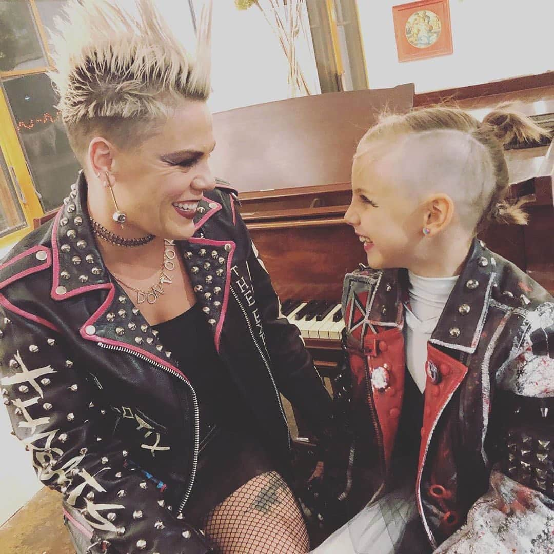 E! Onlineさんのインスタグラム写真 - (E! OnlineInstagram)「Pink and Willow's latest selfie just gave E! a reason to look back at all of their perfect twinning moments. 😍 (📷: @pink)」8月13日 12時01分 - enews