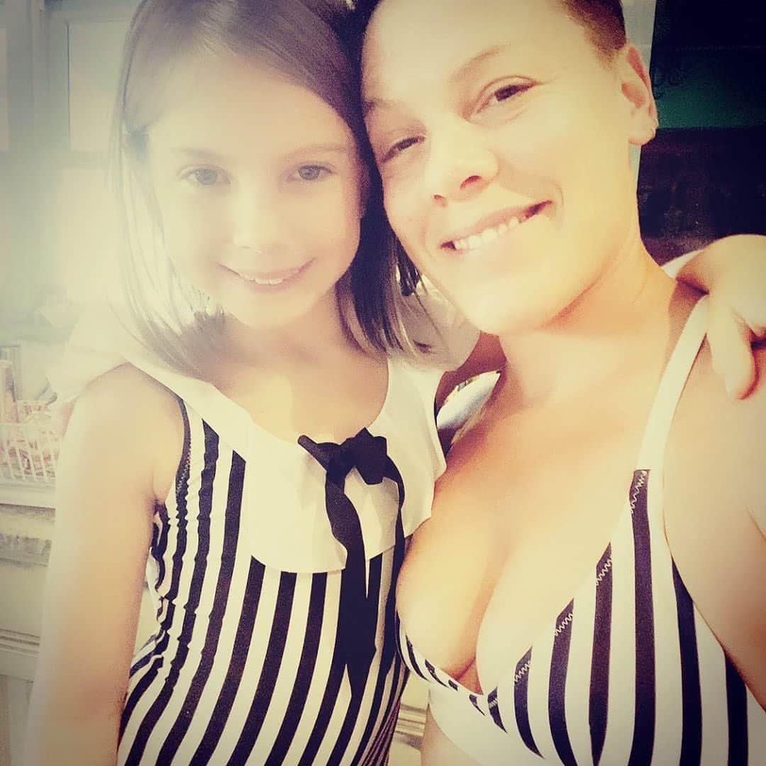 E! Onlineさんのインスタグラム写真 - (E! OnlineInstagram)「Pink and Willow's latest selfie just gave E! a reason to look back at all of their perfect twinning moments. 😍 (📷: @pink)」8月13日 12時01分 - enews