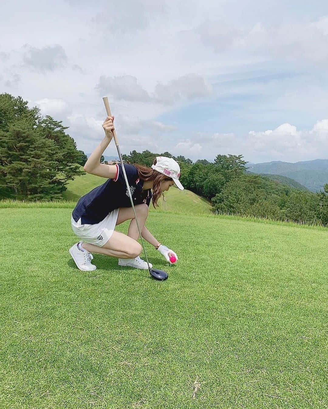 農海姫夏のインスタグラム：「まえに、家族でゴルフした時の写真🏌️‍♀️  1回打ちっぱなしいって、2回目にしてコースデビュー。 とんでもないほどの下手さでした、、  でも自然いっぱいで気持ち良かったし、鹿さんいて可愛かった🦌🤍 ・ ・ #ゴルフ女子」