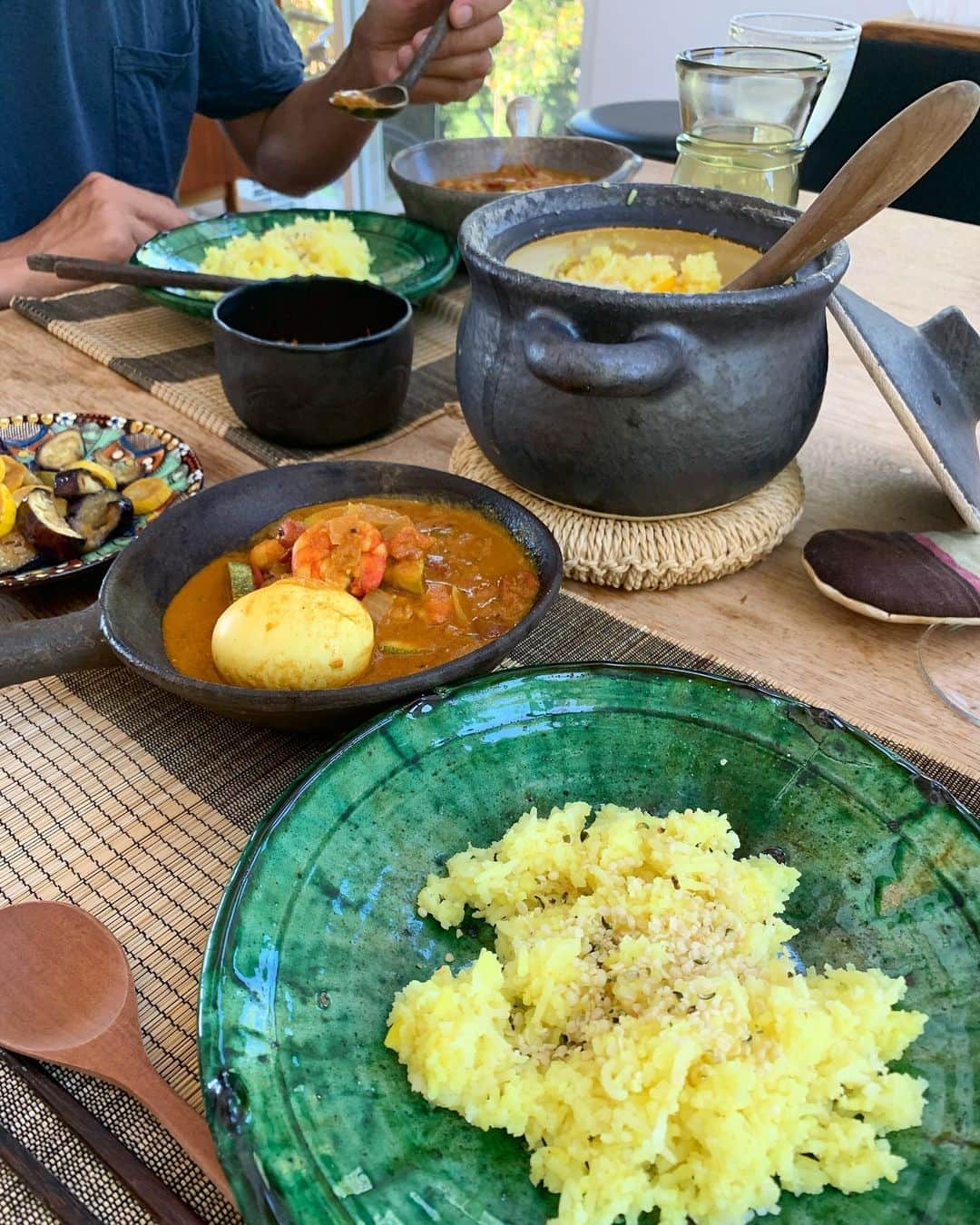 風間ゆみえのインスタグラム：「夏はスパイスを使った食卓で！   @otonamuse の連載で取材させてもらった東京スパイスさんで、たんまりと買ったスパイスで作りました😊  シュリンプエッグカレー 人参と大根のスパイスなます なすとズッキーニのバルサミコ炒め ウコンで色付けしたレモンライス🍋  今月末発売の大人MUSE見てね！」