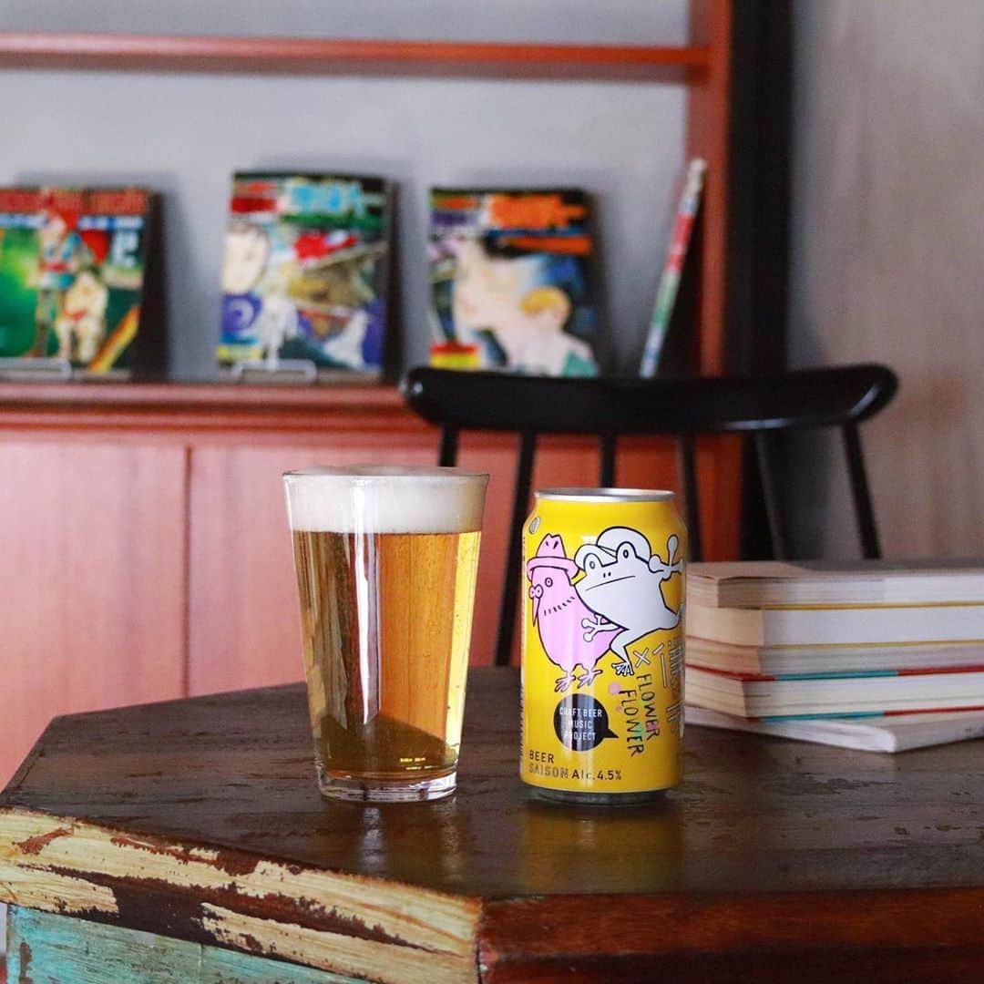 のインスタグラム：「今年のお盆初日は、思う存分寝坊して、昼間から読書とビール…！ 積読していた本を読むには絶好の機会かも。  #ナイスなサマー #僕ビール君ビール #FLOWERFLOWER . ＼いよいよ明日の18時まで！／  🐸「ナイスなサマー？」キャンペーン実施中🐤 ハッシュタグをつけてSNSで投稿するだけで、ナイスなプレゼントがもらえちゃうかも！  応募方法〰〰〰〰〰〰〰〰〰〰〰〰〰  🌻@yonayona.aleをフォロー！  🌻#ナイスなサマー #僕ビール君ビール #FLOWERFLOWER　 ３つのタグをつけて、この夏をナイスに過ごしている様子を投稿！  〆切は8/14(金)18:00  ・ナイスな夏の雰囲気が伝わってくれば、投稿内容は何でもOK！ ・「僕ビール君ビール」が写真に写っていなくてもOK！ ・期間中、何度でも応募（投稿）OK！ ※三密にはご注意を！  〰〰〰〰〰〰〰〰〰〰〰〰〰〰〰〰  キャンペーン詳細こちらから🍻 https://yonasato.com/column/bokukimi_ff_1 👉プロフィール欄からも飛べます . . #ビール #クラフトビール #ビール好き #クラフトビール好き #ビール愛好家 #今日のビール #ビール好きな人と繋がりたい #ビール女子 #ビール男子 #ビアスタグラム #ビアスタグラマー #家飲み #宅飲み #おうち時間 #beer #beerlover #craftbeerlover #beerstagram #beertime #beerlife #instabeer #ヤッホーブルーイング #サマー #夏」