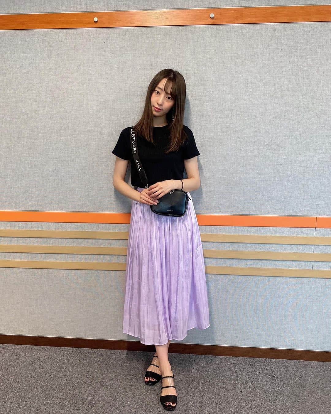 藤江れいなさんのインスタグラム写真 - (藤江れいなInstagram)「♡ 今日、19時からは 私を競馬につれてって　🐴💓 番組中で競馬実況アナウンサーの大関隼アナがファッション実況してくださる服はこんな感じです🌟 ・ ・ ( @frenchpave_official )の バイオレットカラーのシャイニースカートがポイント✅ ・ ・ #ラジオNIKKEI #ラジオ #私を競馬につれてって #radiko #paravi #小倉記念　#競馬　#UMAJO #２２時の嫁 #私服 #ootd #fashion #コーディネート #シャイニースカート　#バイオレットカラー  #クリアサンダル」8月13日 12時19分 - 01nyan0201