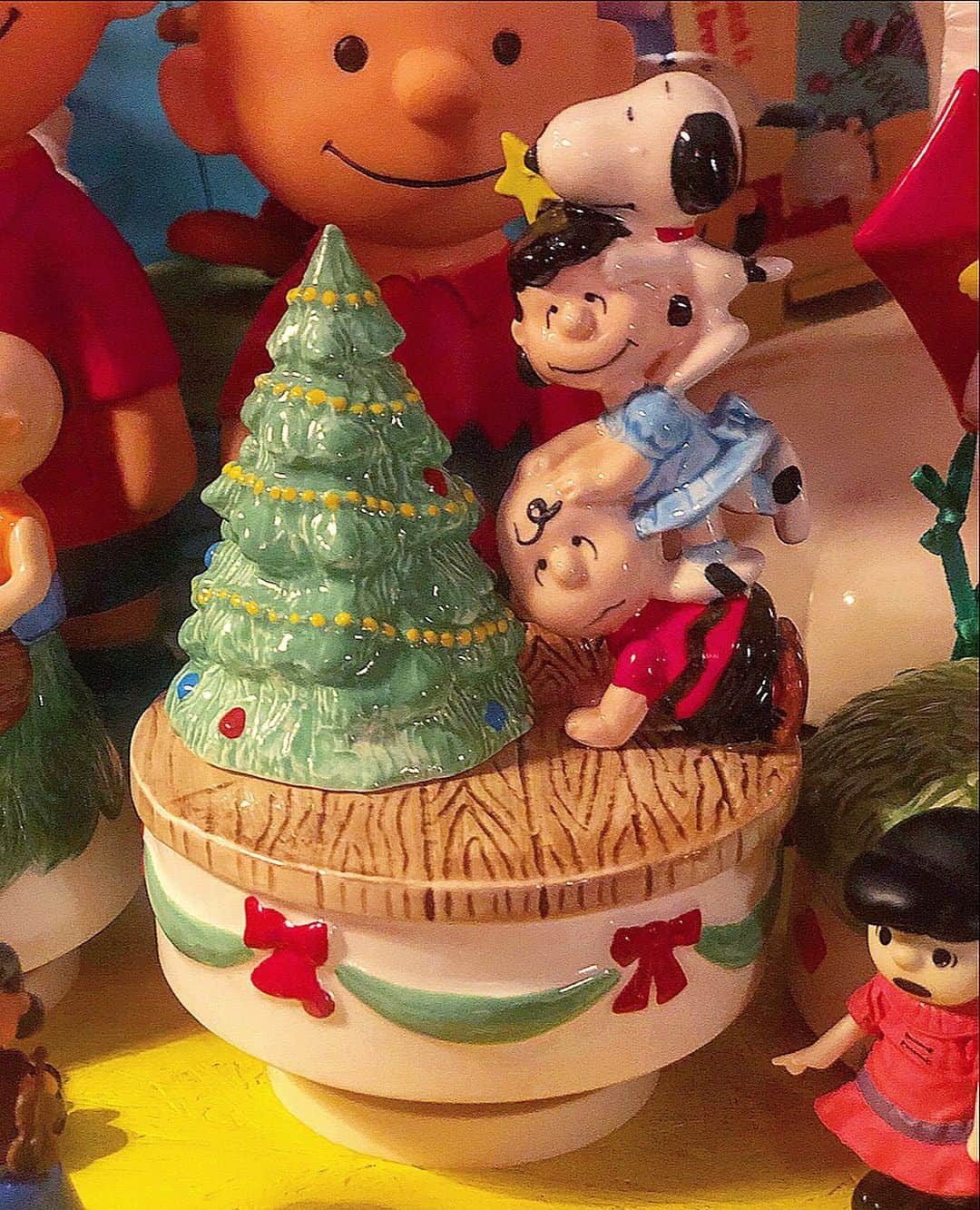 大川知英のインスタグラム：「86's Schmid Peanuts Christmas Music Box Charliebrown/lucy/snoopy 熱帯夜は風鈴もいいけどクリスマス激カワオルゴール聴きながらタバコとカルピスたまらんぜよ🚬upi-🤡❗️オルゴールはたまにゼンマイを回し劣化させないように☝️ #peanuts#shimid#christmas #musicbox #86s#お気に入り#夏の夜はオルゴール #タバコとカルピス#最強#upi#amecajiboys #takatsubase#アメトイ部#captain」