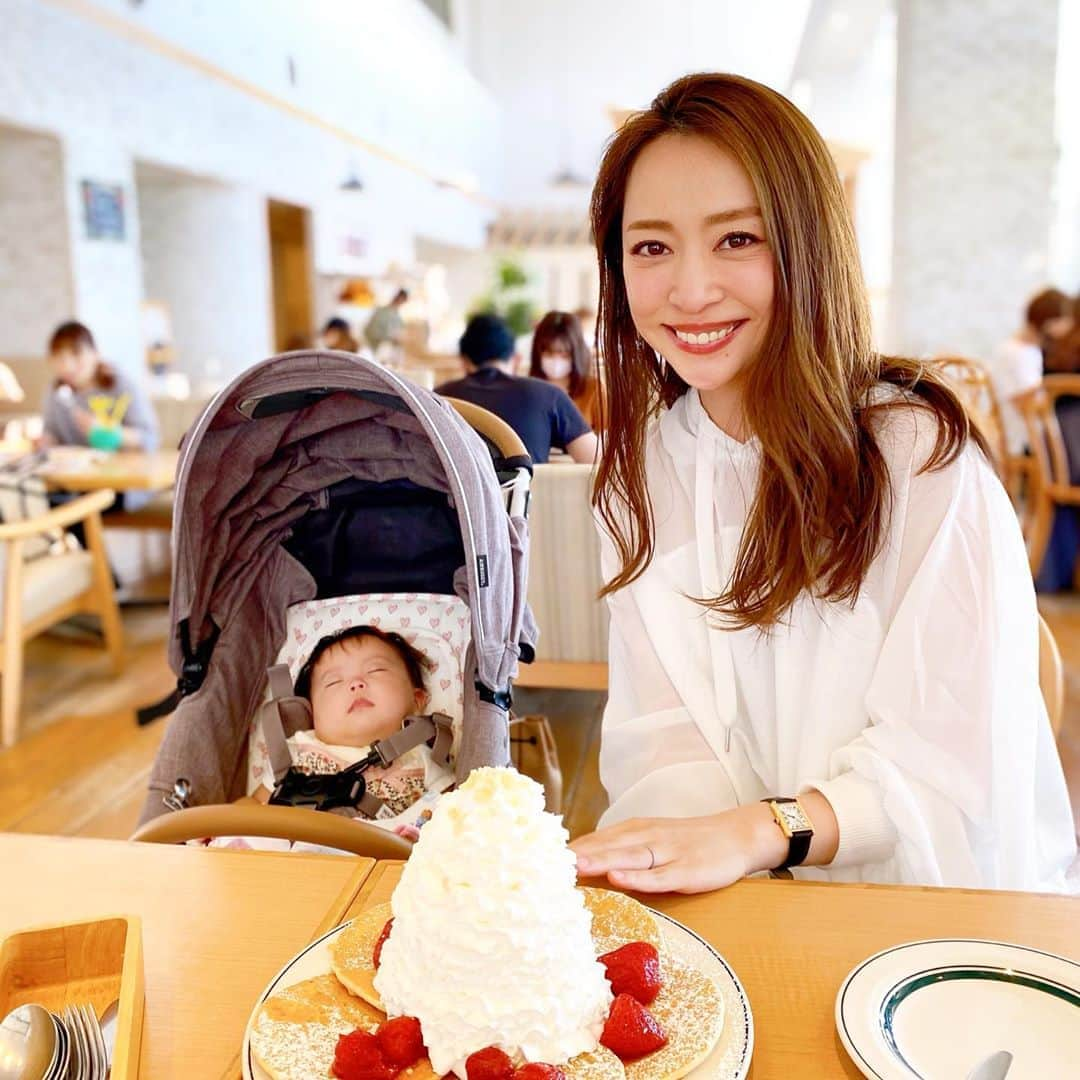 磯部奈央さんのインスタグラム写真 - (磯部奈央Instagram)「かなり前の写真🥞 . お台場のエッグスンシングスでの、母と3世代女子会シーン😂（娘、爆睡だけど😂） ストーリーにはアップした写真なのですが、思い立ってこちらにも投稿🙌🏻 . 久しぶりのエッグスンシングス美味しかったな☺️❤️ 10年前に、お兄ちゃんのハワイ挙式のときに、みんなで食べに行ったのを思い出しました😋🥞 . そういえば、これをストーリーにアップしたときに、ベビーカーのマットがどこのかを聞いていただいてたのを思い出したのですが、これはエアバギーのものです🤗❤️ . . トップスは、 @cotorica.official ♡ . #お台場 #エッグスンシングス #パンケーキ #babygirl #生後7ヶ月 #0歳 #新米ママ #新米ママと繋がりたい #ママと繋がりたい #赤ちゃんのいる暮らし #あかちゃんのいる生活 #ママライフ #女の子ベビー #女の子ママ #12月生まれ #成長記録 #育児記録 #子連れランチ」8月13日 12時29分 - nao_isobe729