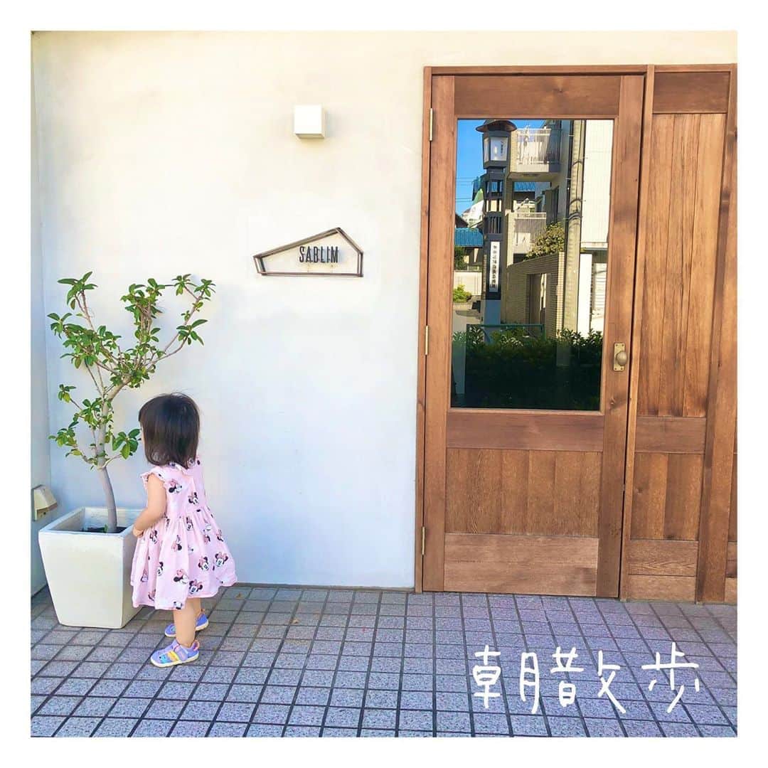 mamamizu.32のインスタグラム：「朝活﻿ ﻿ ﻿ ﻿ 暑いから朝散歩いくけど、﻿ 朝も暑いという逃げ場のない日々（笑）﻿ これが夏ですね！🌞🌴🏄﻿ せっかくの夏、楽しもう🥺❤️﻿ ﻿ ﻿ ﻿ わたしバタバタするの苦手で﻿ 朝早くおきることに魅力感じてきた！﻿ バタバタするとイライラしちゃうから﻿ 基本的に待ち合わせで待つの大好きだし﻿ のーーーーんびり支度してる時間すき！﻿ ﻿ ﻿ 朝の、ご飯作って洗濯ものやって﻿ 子供の支度させて、自分のことやって﻿ 用事済ませて、ってやってると午前の﻿ 数時間が30分くらいに感じるよー😂✨﻿ ﻿ ﻿ ﻿ ﻿ さーて、明日から6時起きにしよう！﻿ わたしが１日もたないかもだけど😇笑﻿ ﻿ ﻿ ﻿ ﻿ ﻿ ﻿ ﻿ ﻿ ﻿ ﻿ ﻿ ﻿ ﻿ #routine #朝活 #朝弱い人間脱出企画 #自律神経を整える」