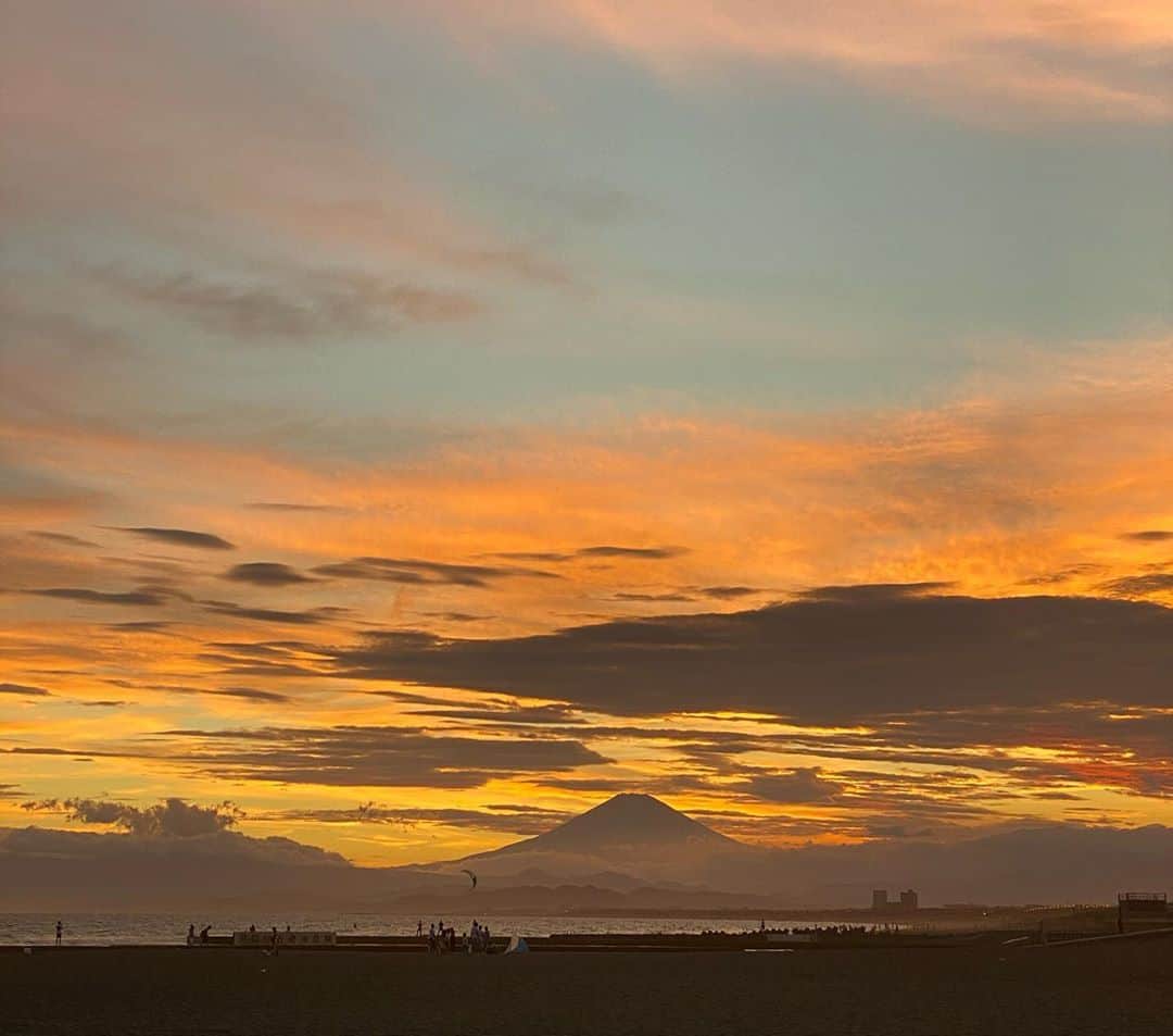 宮崎絹子さんのインスタグラム写真 - (宮崎絹子Instagram)「Kiy x Roxy 👙 @roxyjapan  ㅤㅤㅤㅤㅤㅤㅤㅤㅤㅤㅤㅤㅤ 久しぶりにみんなに会えて嬉しかった♡ こんなに綺麗な夕日を見たの本当に久しぶりだった。 富士山パワー🗻🌅❤️」8月13日 12時26分 - babykiy
